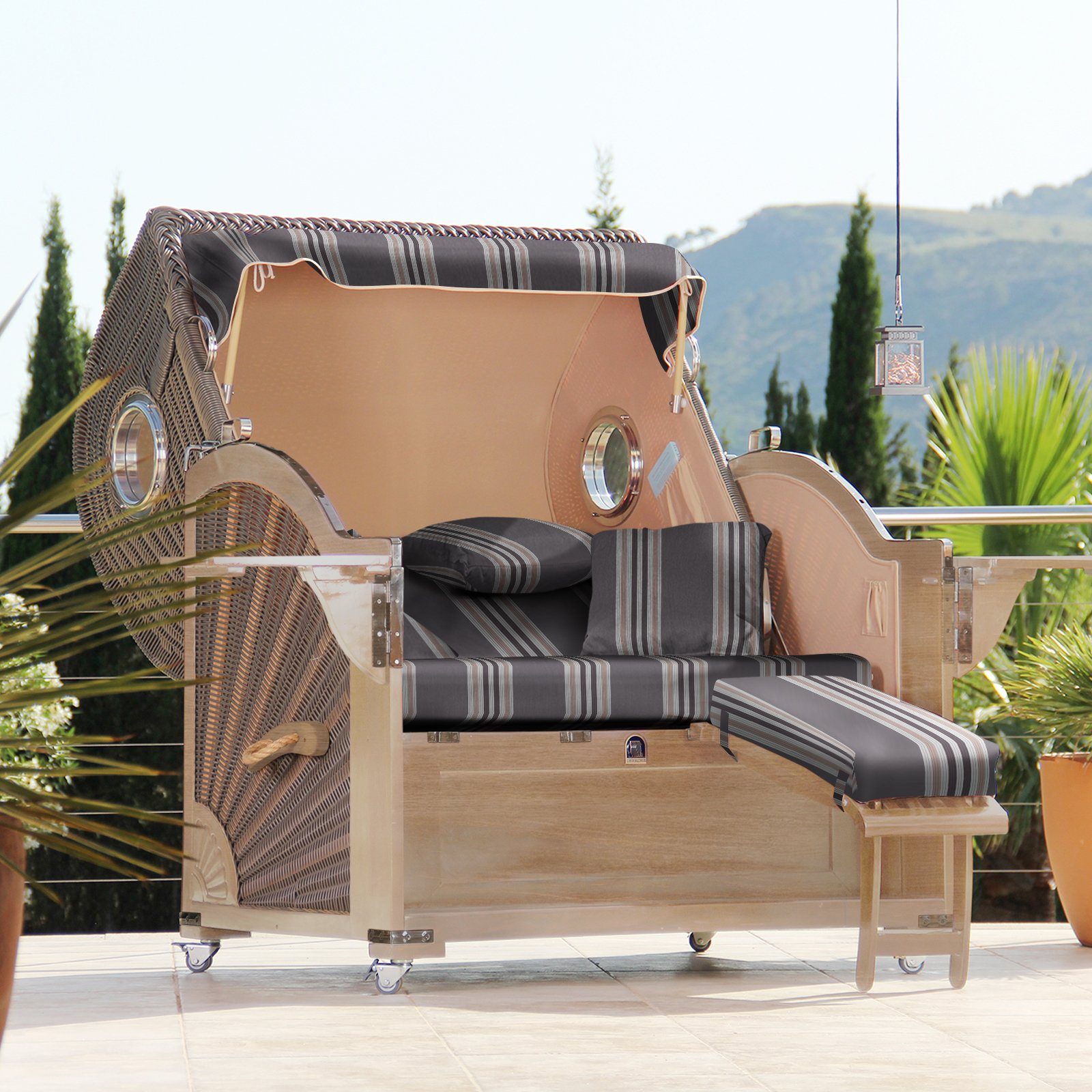 DERKORB Strandkorb Premium Strandkorb Ostsee XXL Volllieger, 2,5 Sitzer mit Bullauge, Volllieger, Ostsee Modell 2,5 Sitzer, (1-tlg), schwenkbare Bistrotische, inkl. premium Schutzhülle, montiert