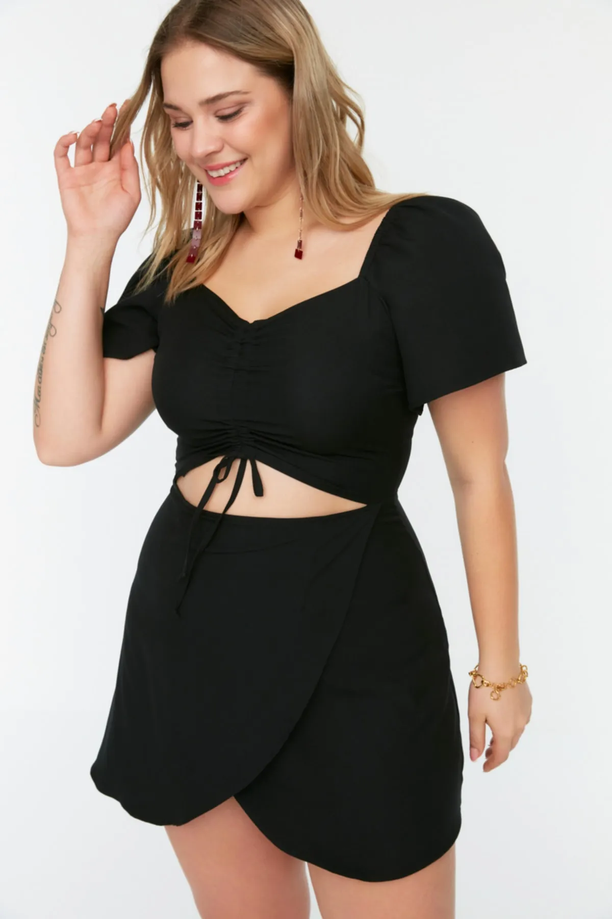 Trendyol Curve  Schwarzes, gewebtes Kleid mit Raffungen und Ausschnitten TBSSS22EL00012