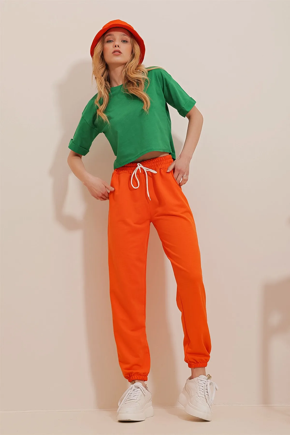 Trend Alaçatı Stili  Orangefarbene Basic-Jogginghose für Damen mit elastischem Bund und Beinen ALC-X5902
