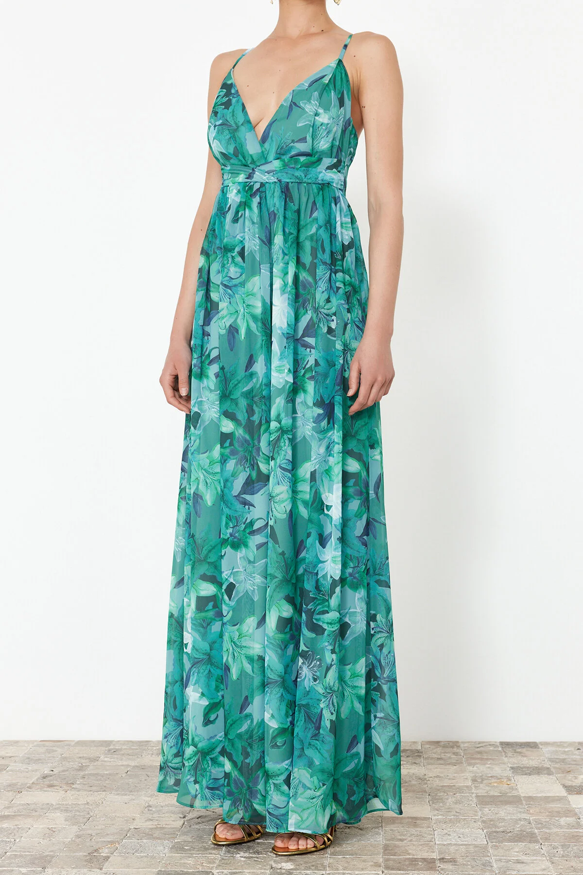 Trendyol Collection  Langes Abendkleid aus Chiffon mit mehrfarbigem Blumenmuster TPRSS24AE00094