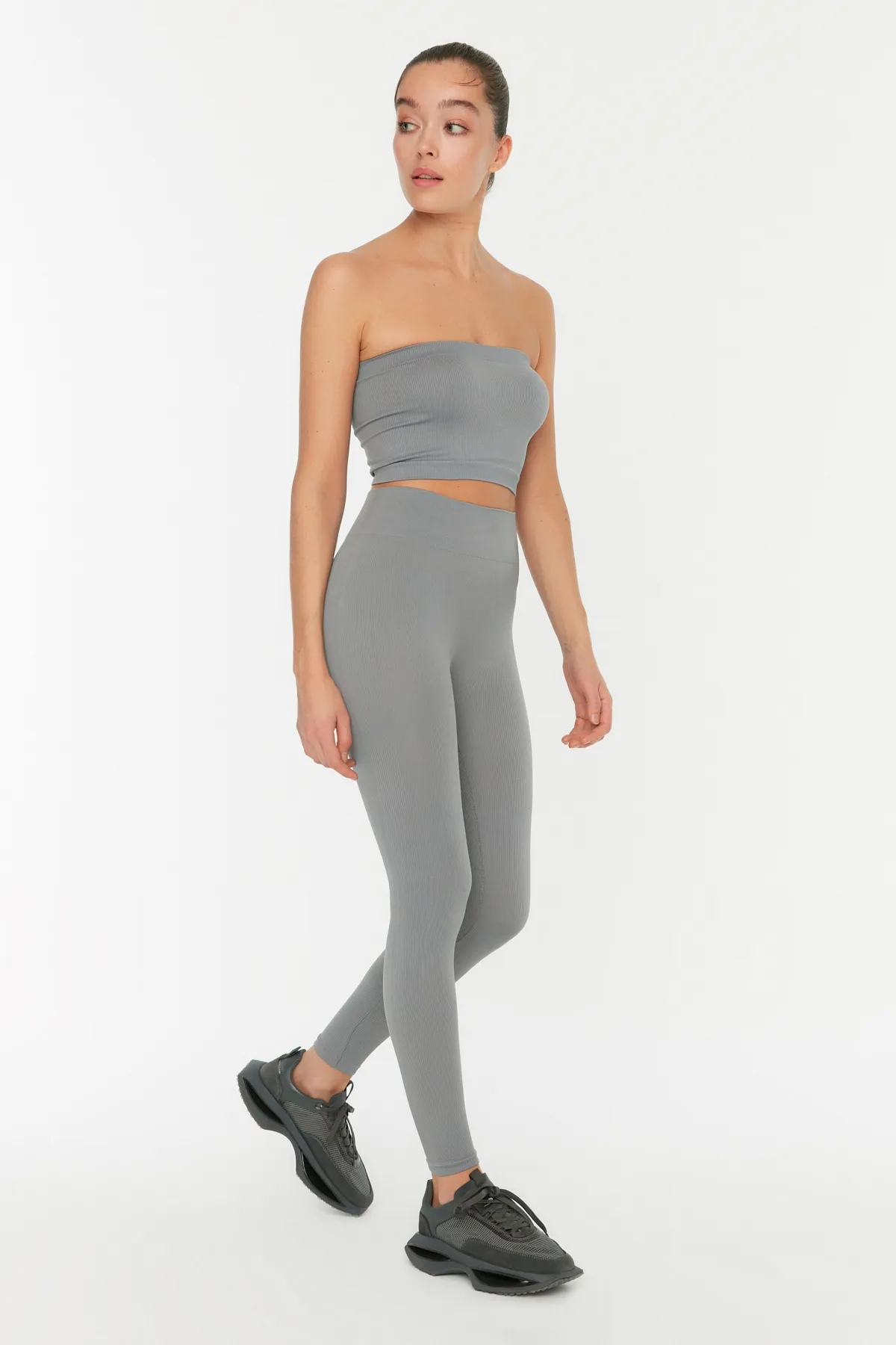 Trendyol Collection  Graue, nahtlos/nahtlos gestrickte Sport-Leggings in voller Länge TWOAW20TA0071