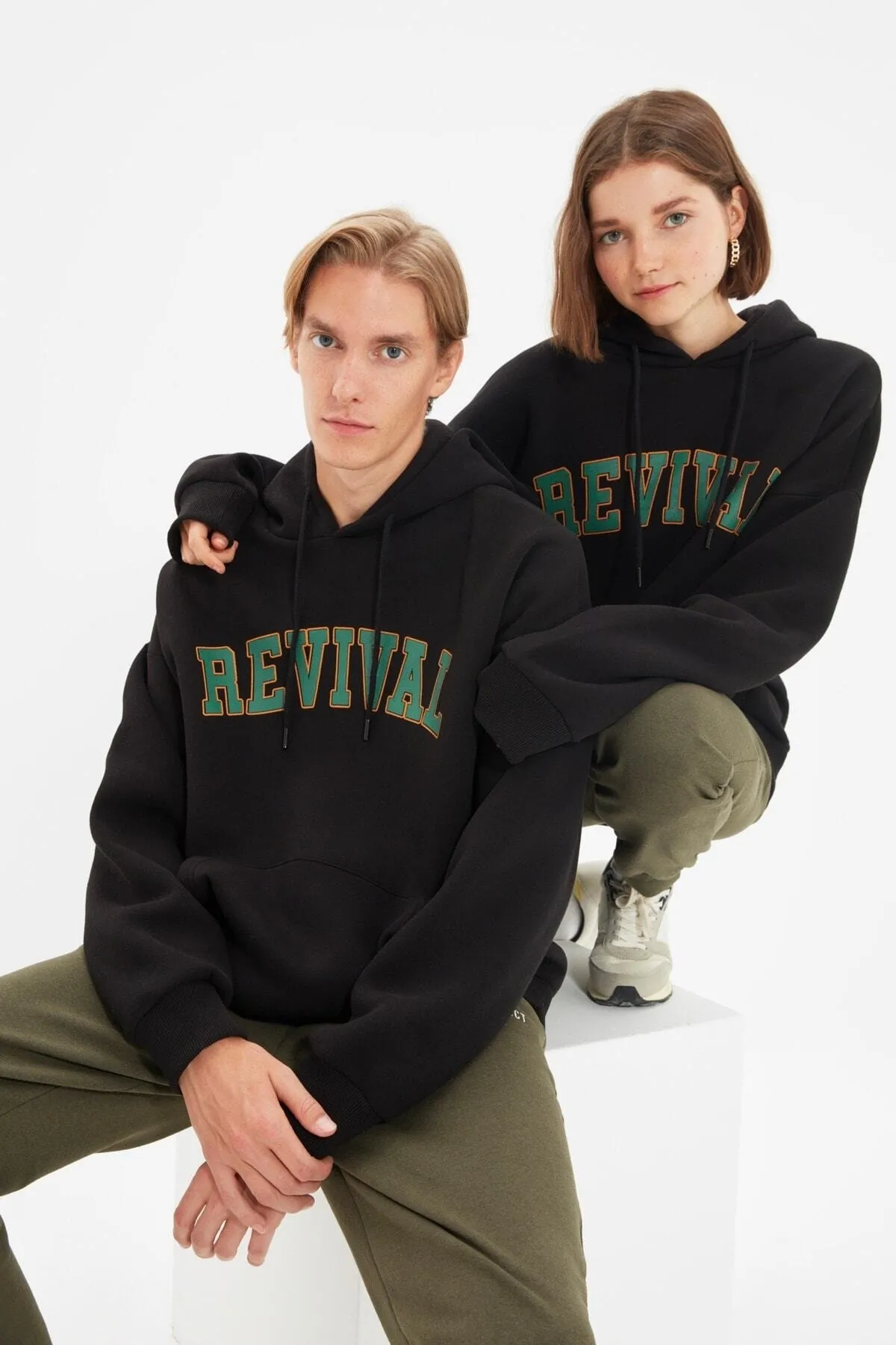 Trendyol Collection  Schwarzes, übergroßes/weit geschnittenes Unisex-Sweatshirt mit Kapuze und Textdruck TMNAW22SW1462