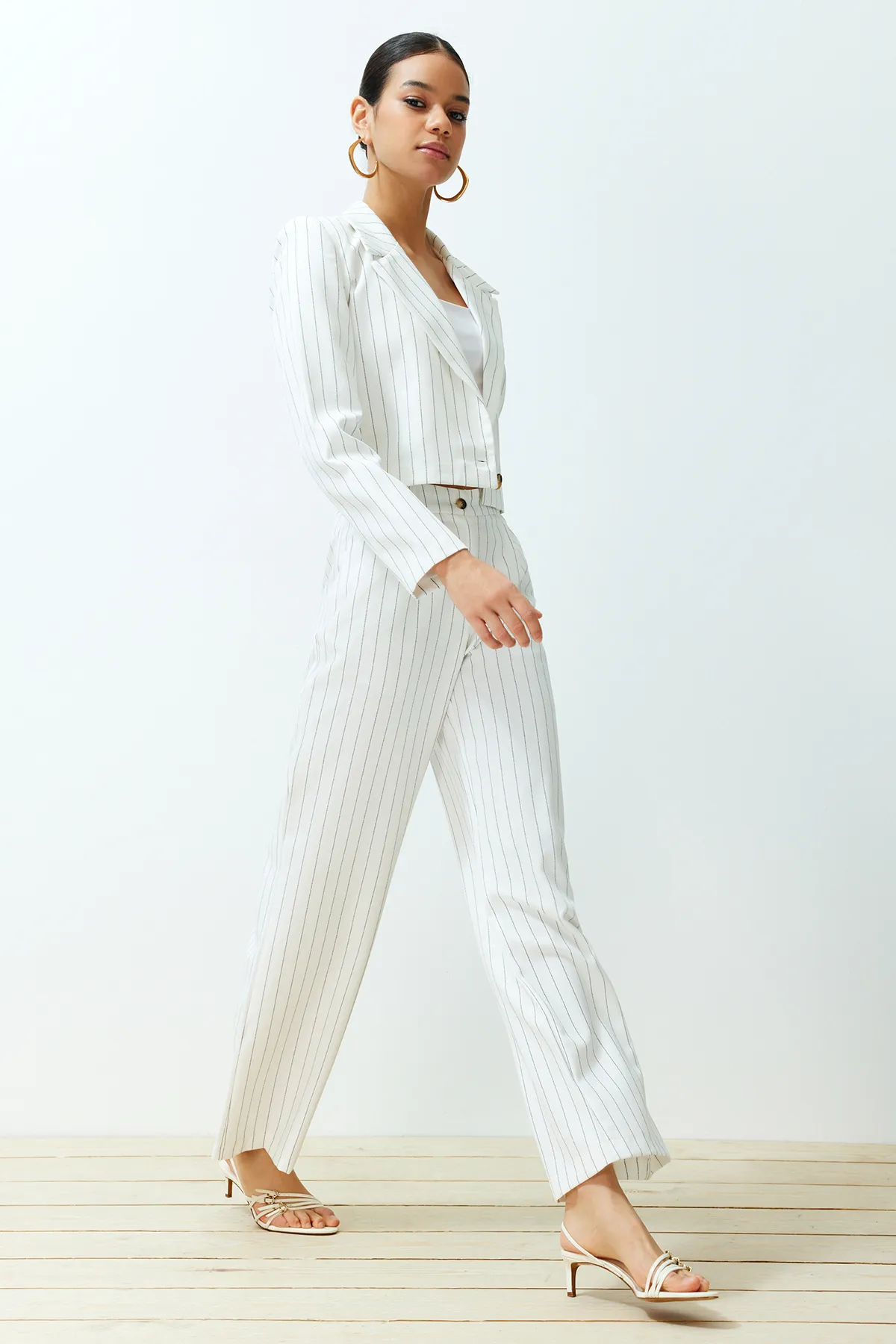 Trendyol Collection  Ecrufarbene Hose mit weitem Bein und Streifenmuster aus Webstoff TWOSS23PL00109