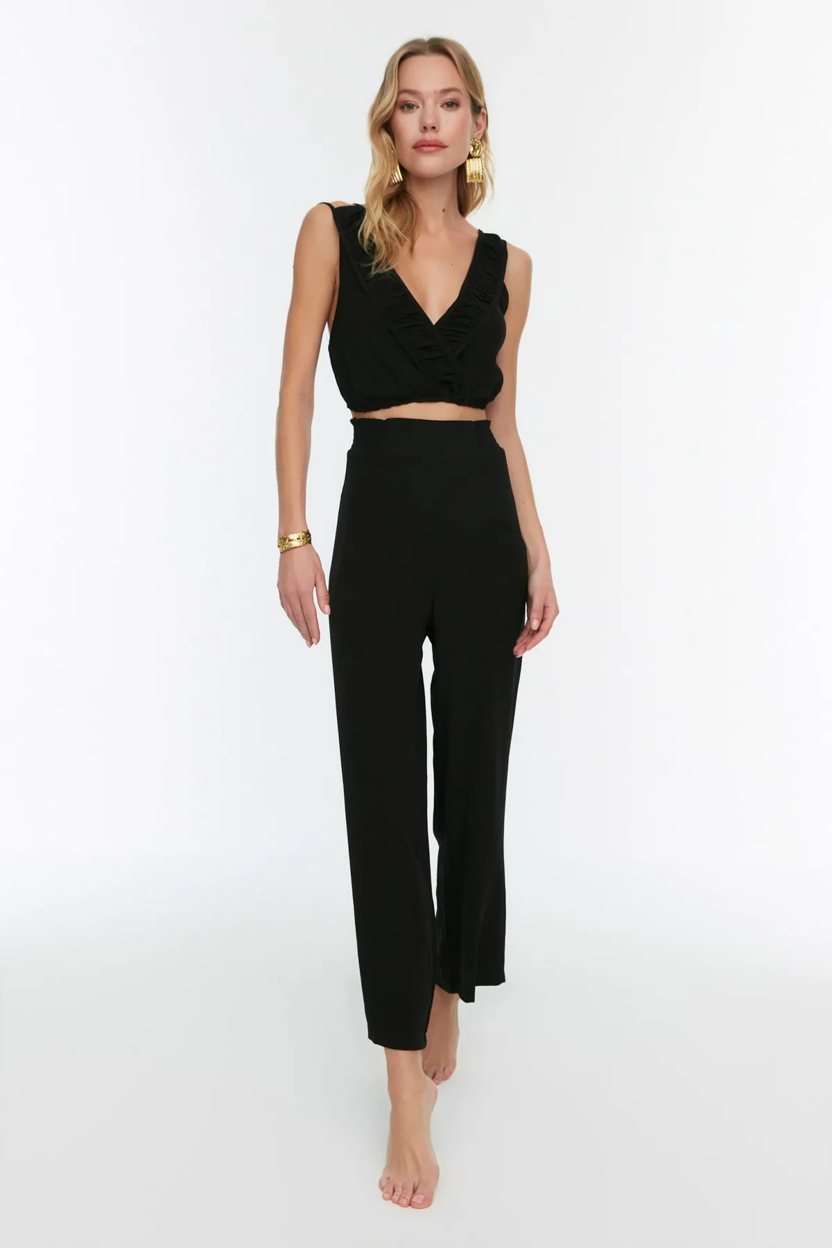 Trendyol Collection  Schwarzes Set aus gewebter Bluse und Hose mit Rüschen TBESS22AU0043