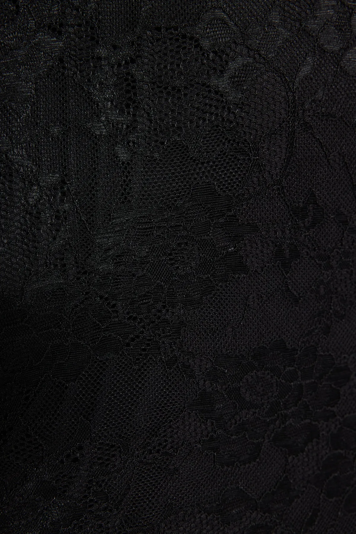 Trendyol Collection  Schwarzes, figurbetontes Mini-Strickkleid mit Spitze TWOAW24EL00328