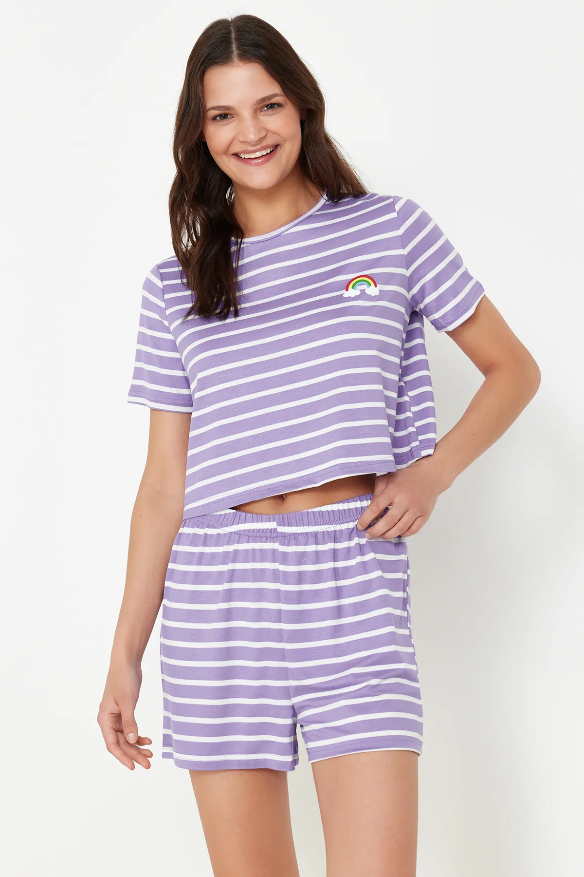 Trendyol Collection  Lilafarbenes Pyjama-Set aus T-Shirt und Shorts mit Regenbogen-Print THMSS20PT0230