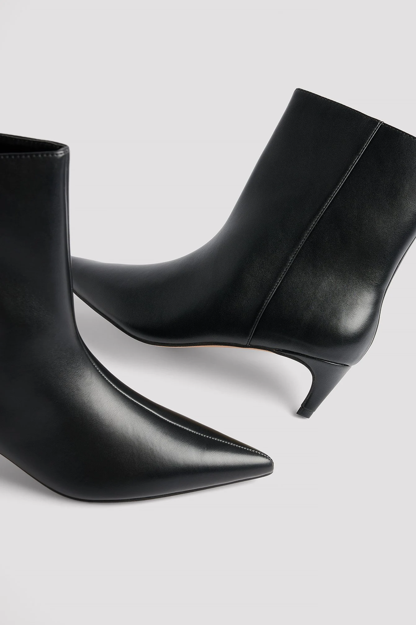 Stiefeletten mit Kitten-Heel-Absatz