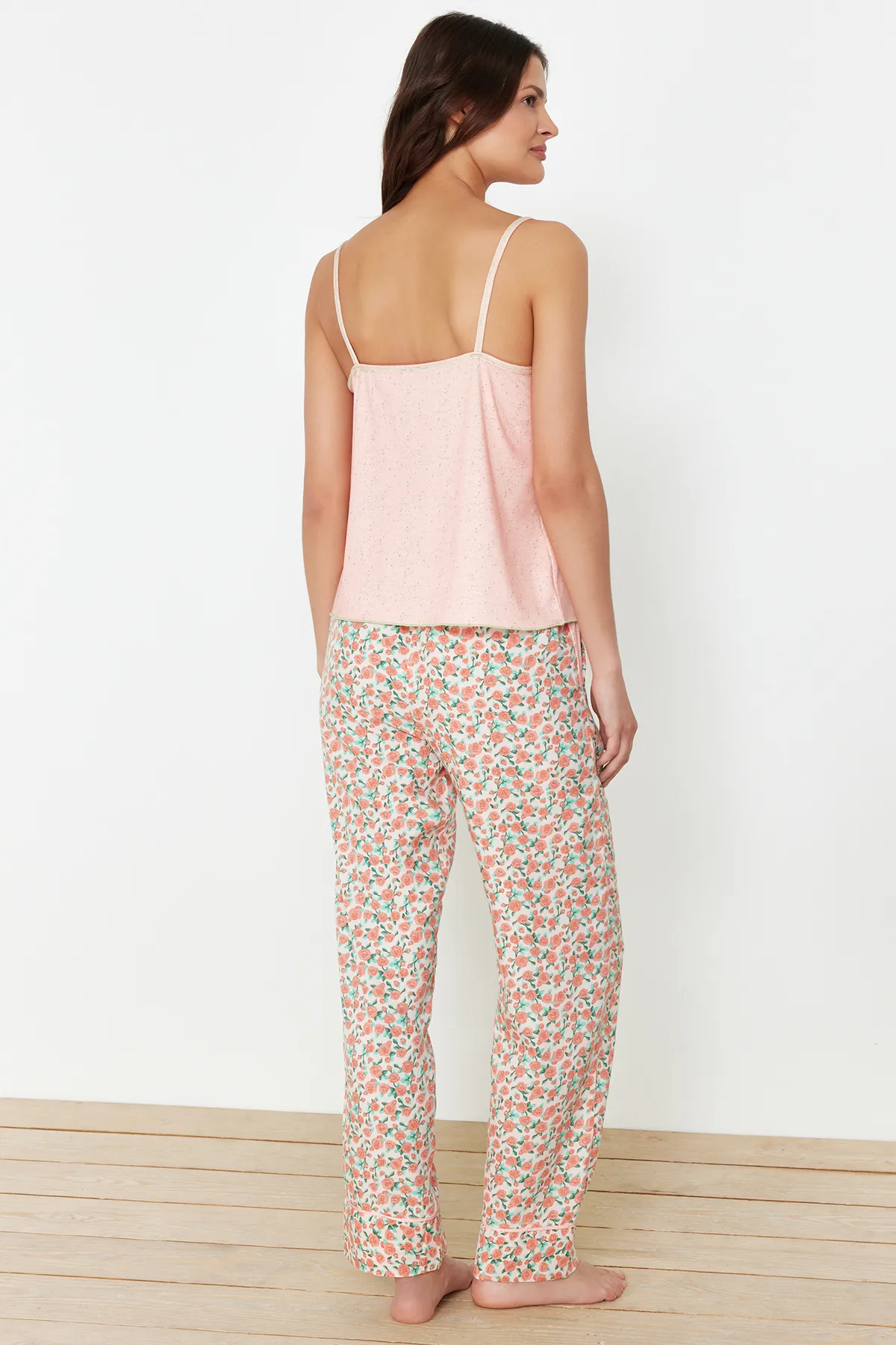 Trendyol Collection  Pyjama-Set aus 100 % Baumwolle mit Blumenmuster in Lachsfarbe – Kordelriemen THMSS24PT00306