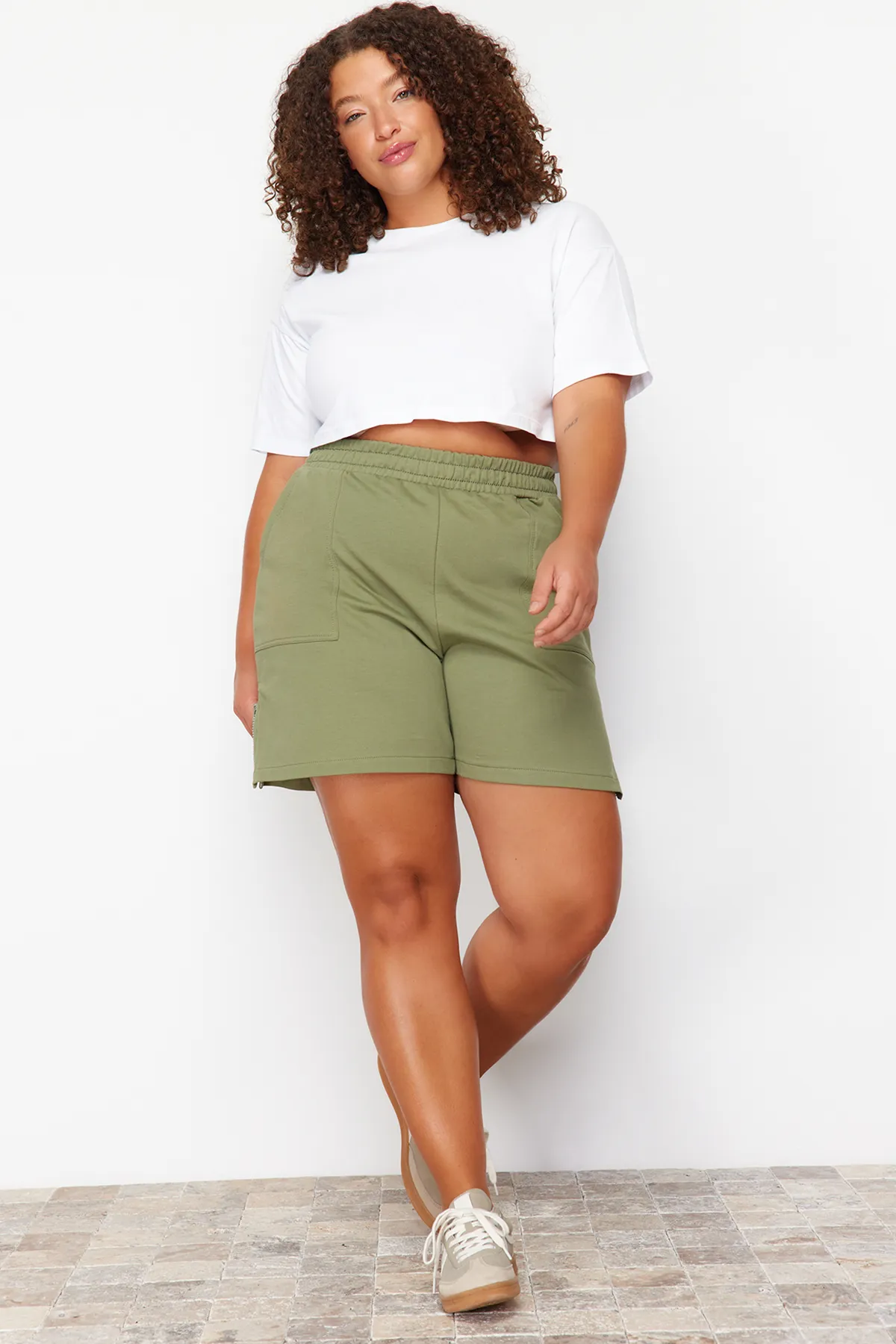 Trendyol Curve  Khakifarbene gestrickte Shorts mit Reißverschluss und Bermudas TBSSS24AP00029