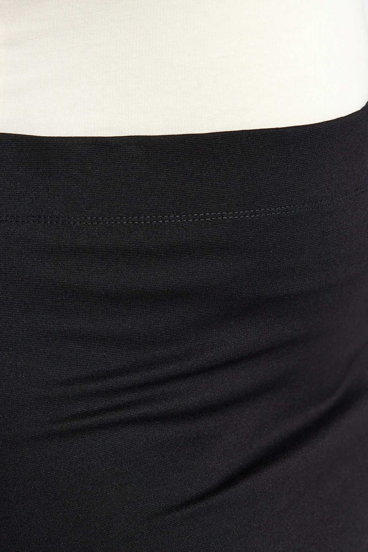 Trendyol Curve  Schwarzer Strickrock mit elastischem Bund TBBAW23AZ00009