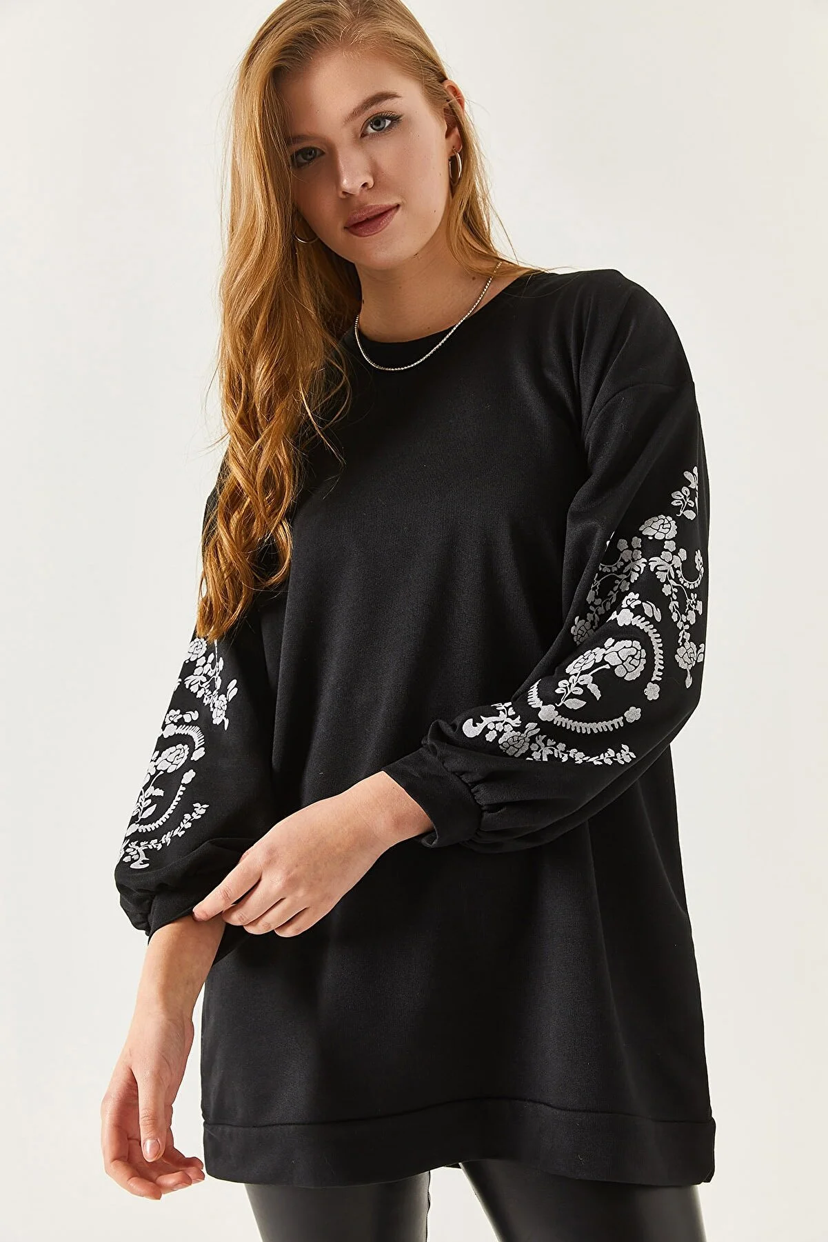 armonika  Schwarzes Damen-Sweatshirt mit Rundhalsausschnitt und geprägten Ärmeln ARM-21K024033