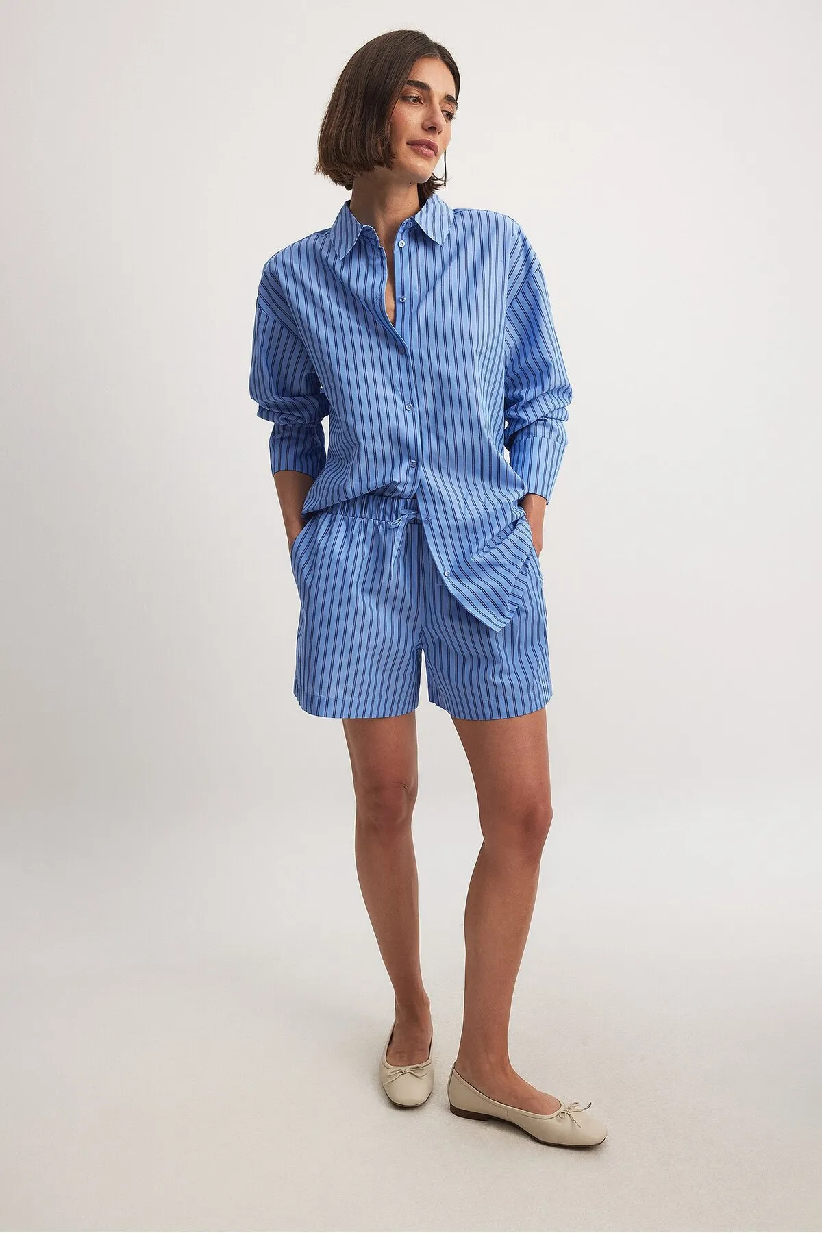 Hanna Schönberg x NA-KD  Gestreifte Shorts mit elastischer Mitte der Taille