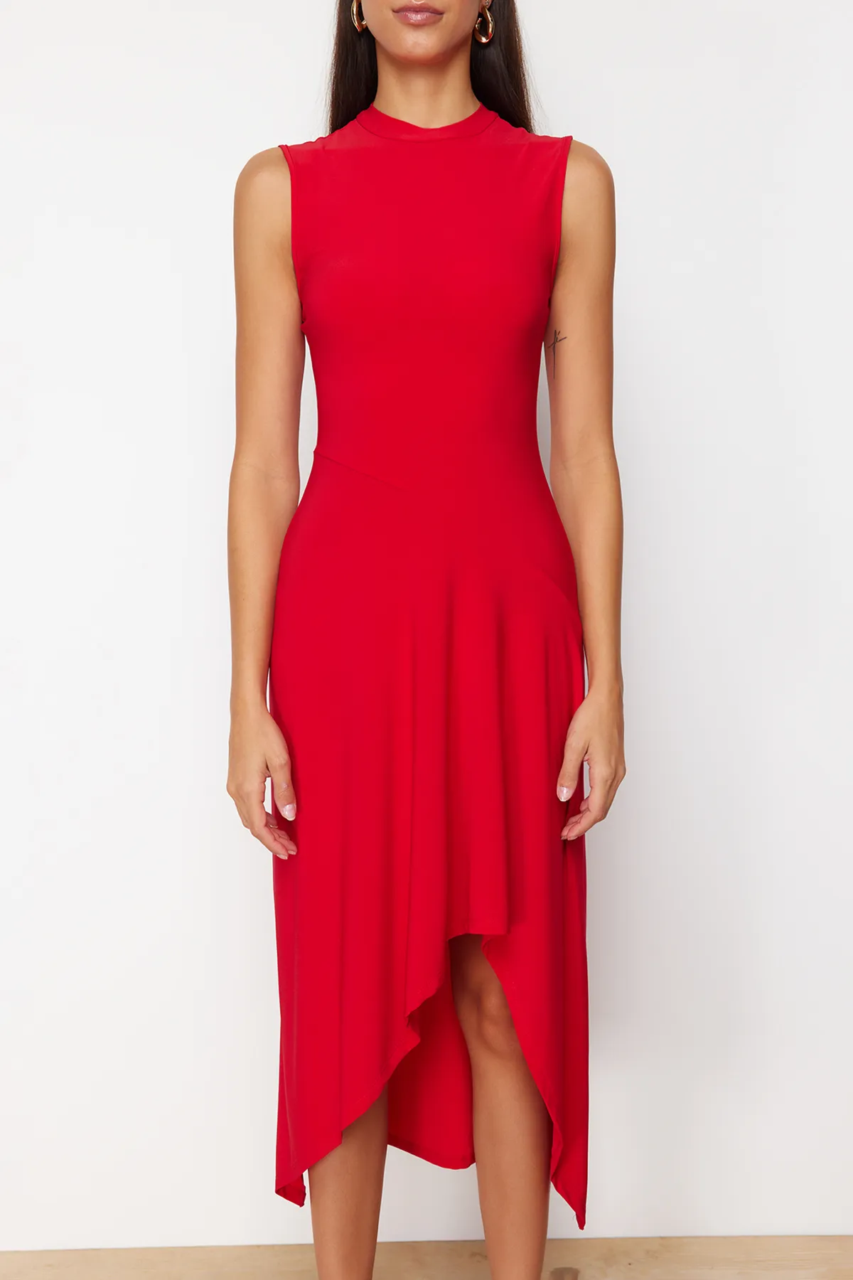 Trendyol Collection  Rotes asymmetrisches Stehkragen-Midikleid mit ärmellosen Ärmeln und Stretch-Strick TWOSS24EL00814
