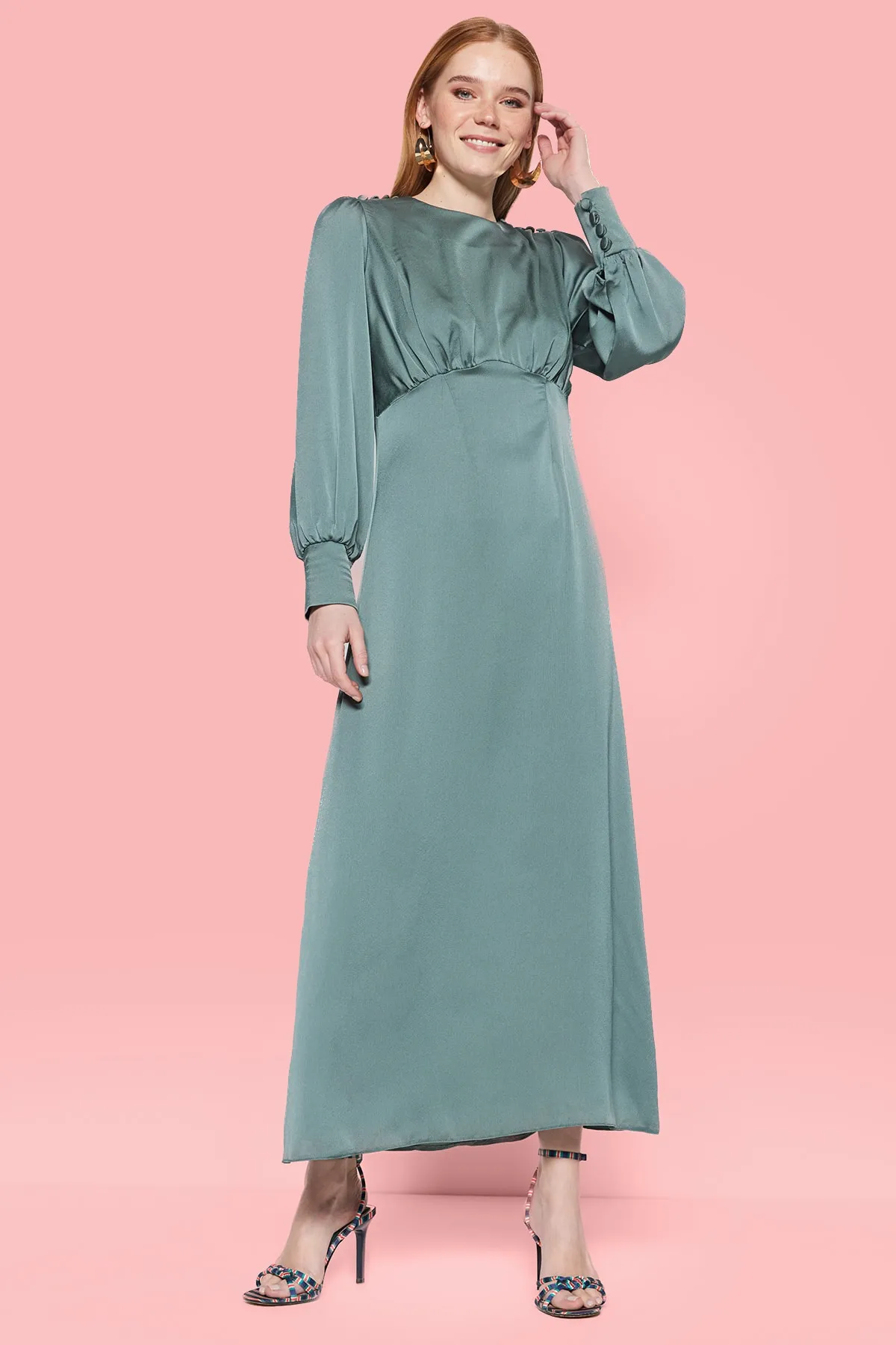 Trendyol Modest  Wassergrünes Satin-Abendkleid mit Manschetten und Knöpfen an der Schulter