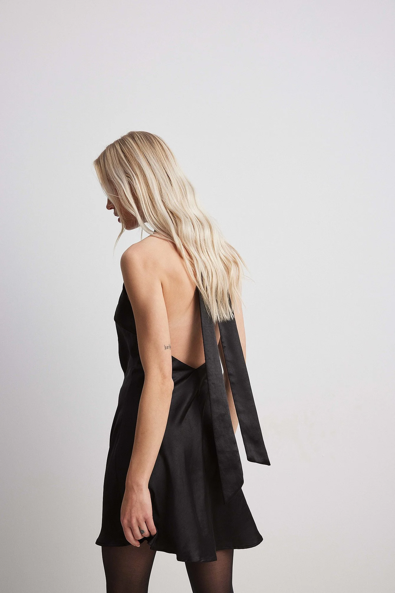 Minikleid aus texturiertem Satin mit Schnürung hinten