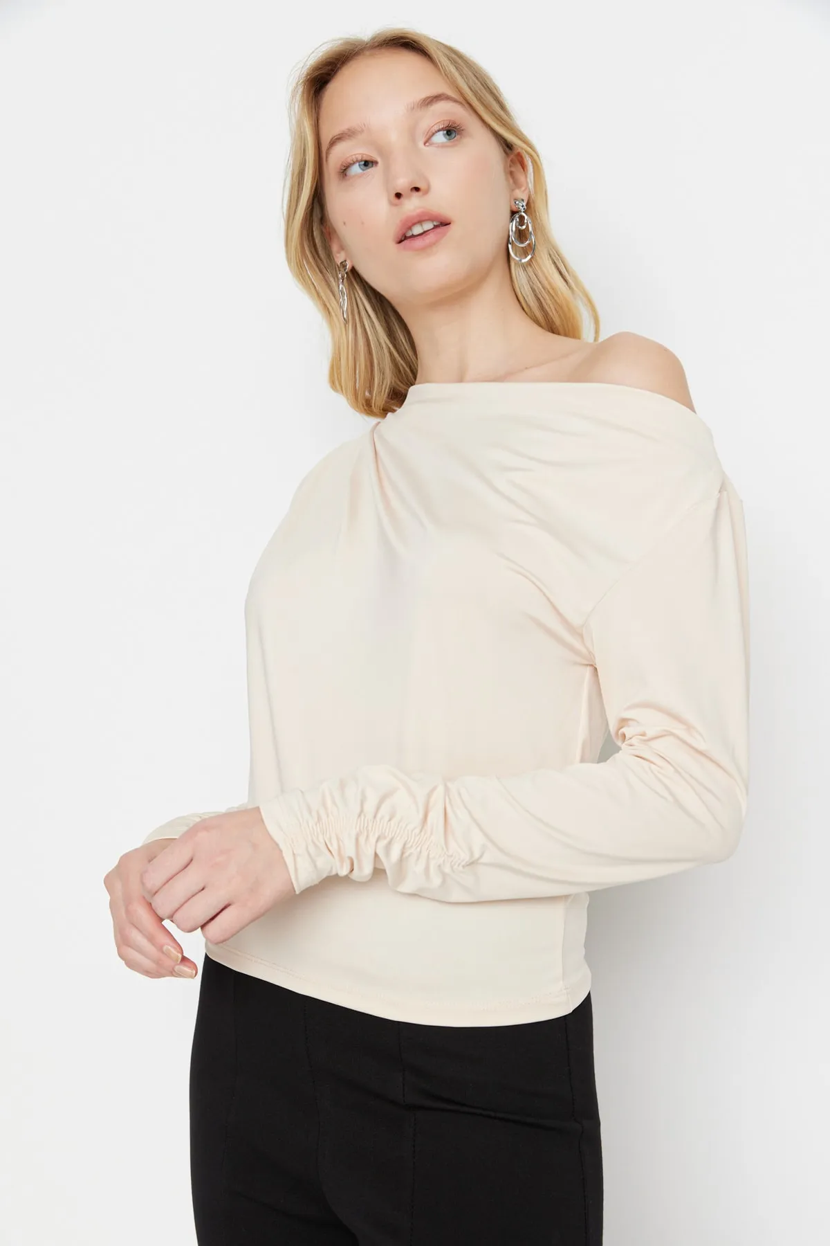 Trendyol Collection  Fließende, dehnbare Strickbluse mit asymmetrischem Kragen in Steingrau TWOAW21BZ1383