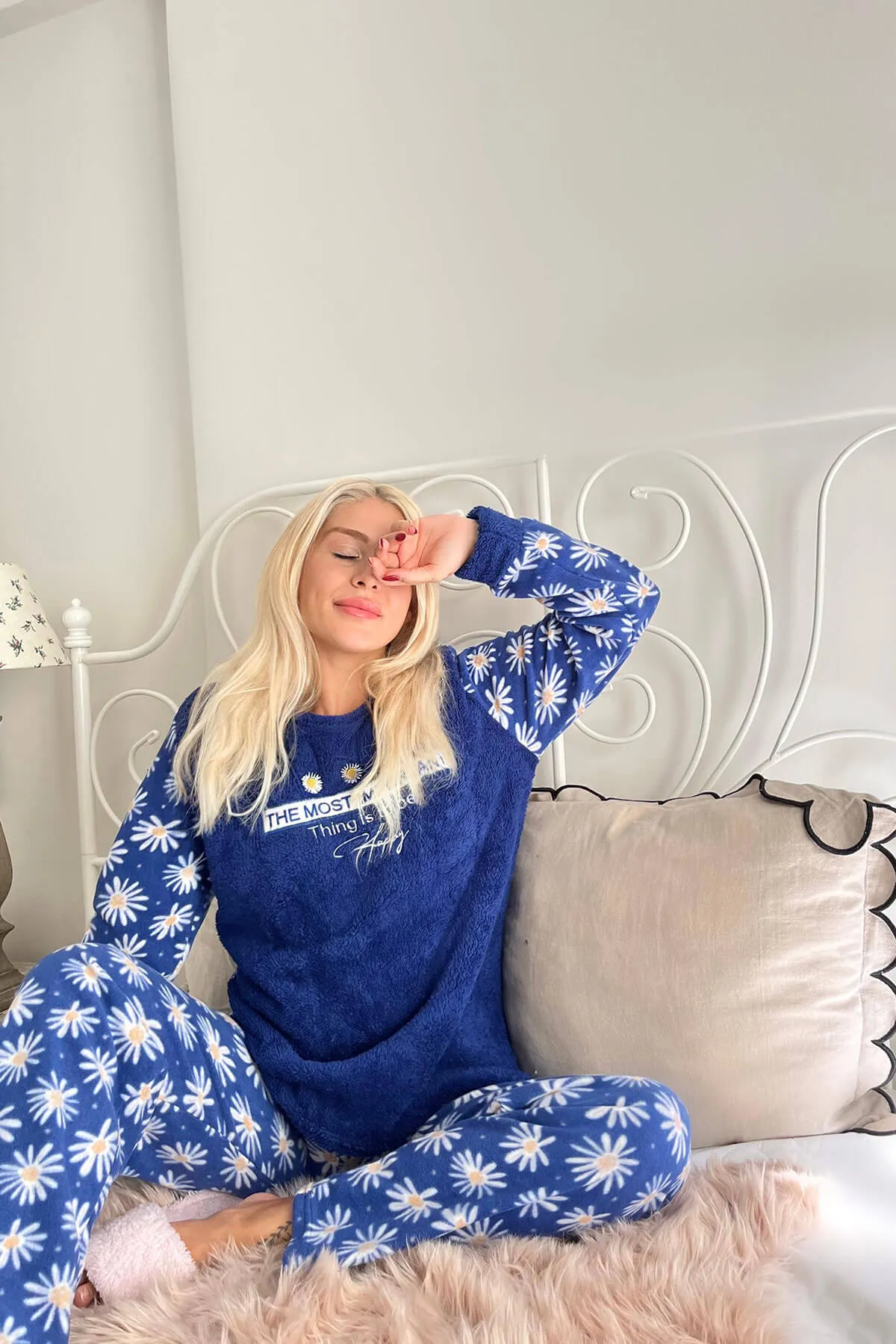 Pijamaevi  Marineblaues, gemustertes Damen-Pyjama-Set „Most Thing“.
