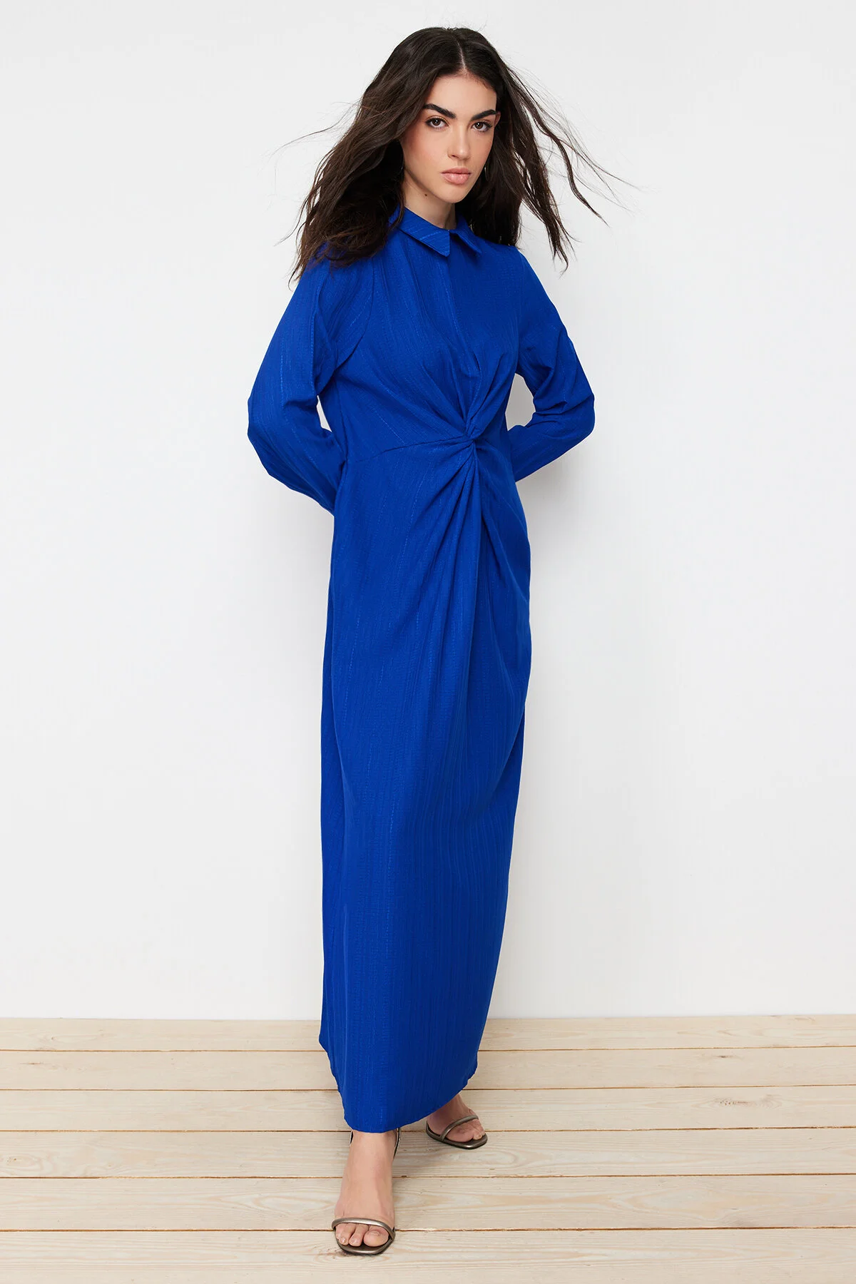 Trendyol Modest  Saks-Webkleid mit Knoten vorne und Reißverschluss, detailliert TCTSS23EB00137