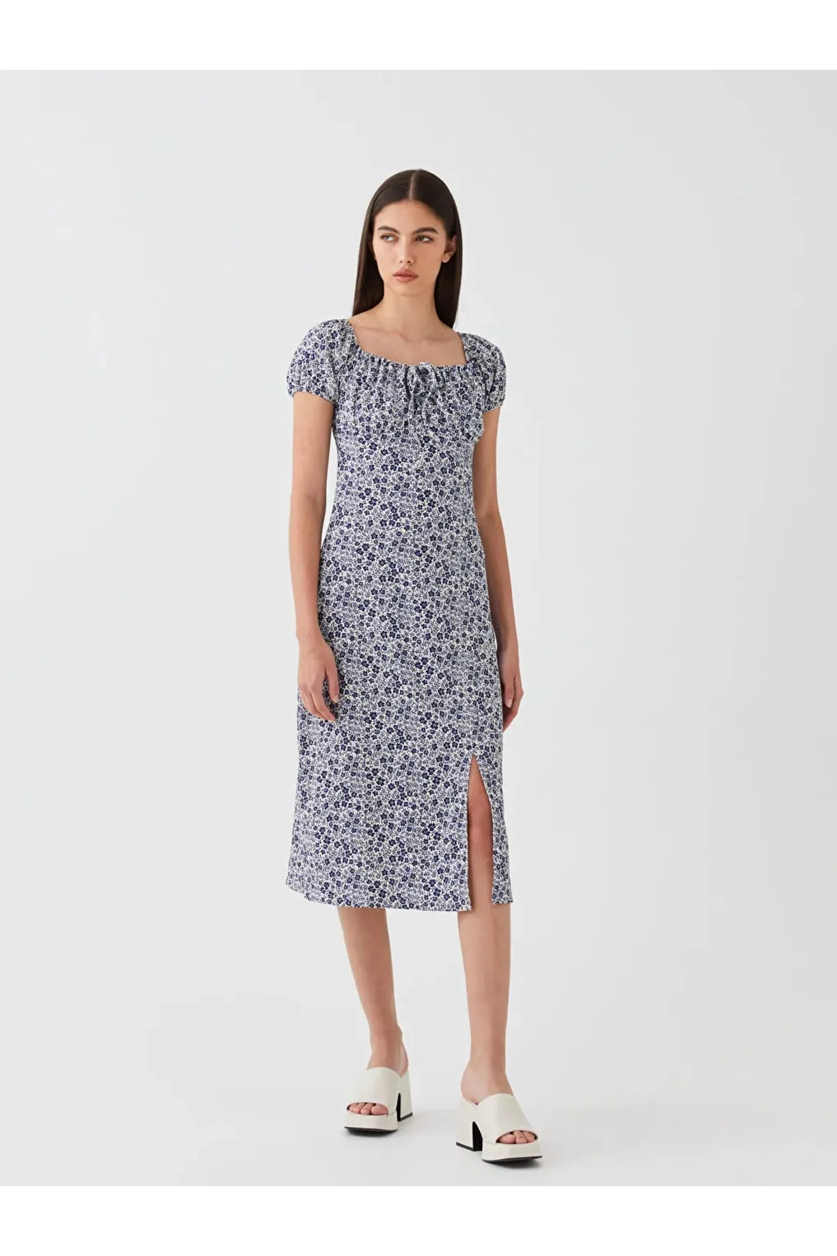 LC Waikiki  Blumengemustertes Damenkleid mit U-Boot-Ausschnitt - Kurze Ärmel