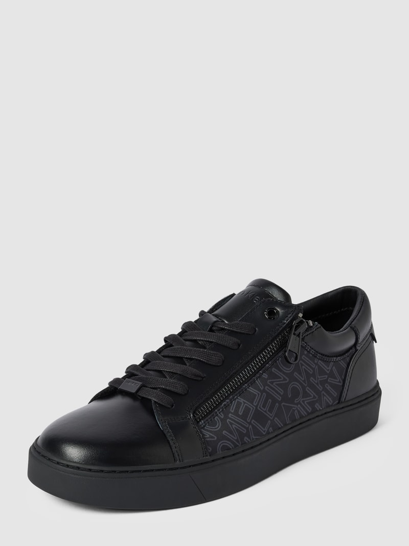 Sneaker mit Label-Details in schwarz