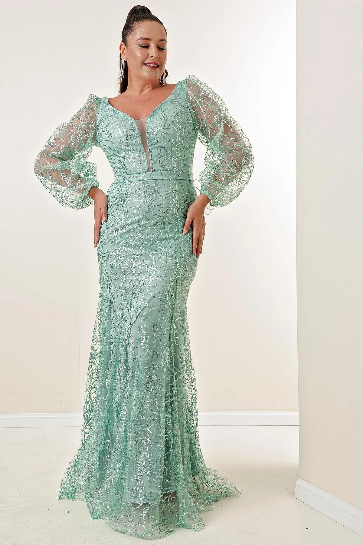 By Saygı  Langes Kleid in Übergröße mit glitzerndem Flockdruck vorne und hinten, V-Ausschnitt