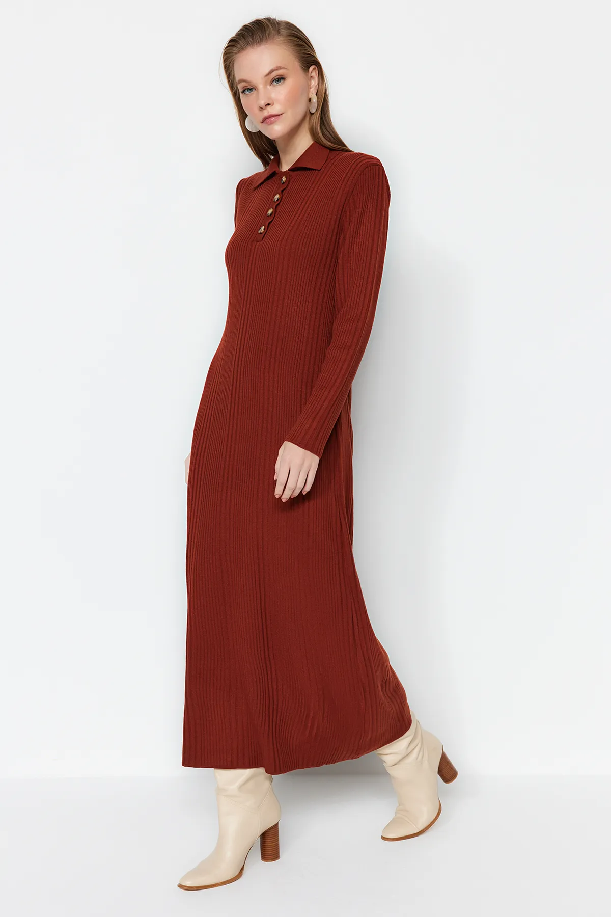 Trendyol Modest  Geripptes Strickkleid mit Polokragen und bequemer Passform TCTAW24EB00025