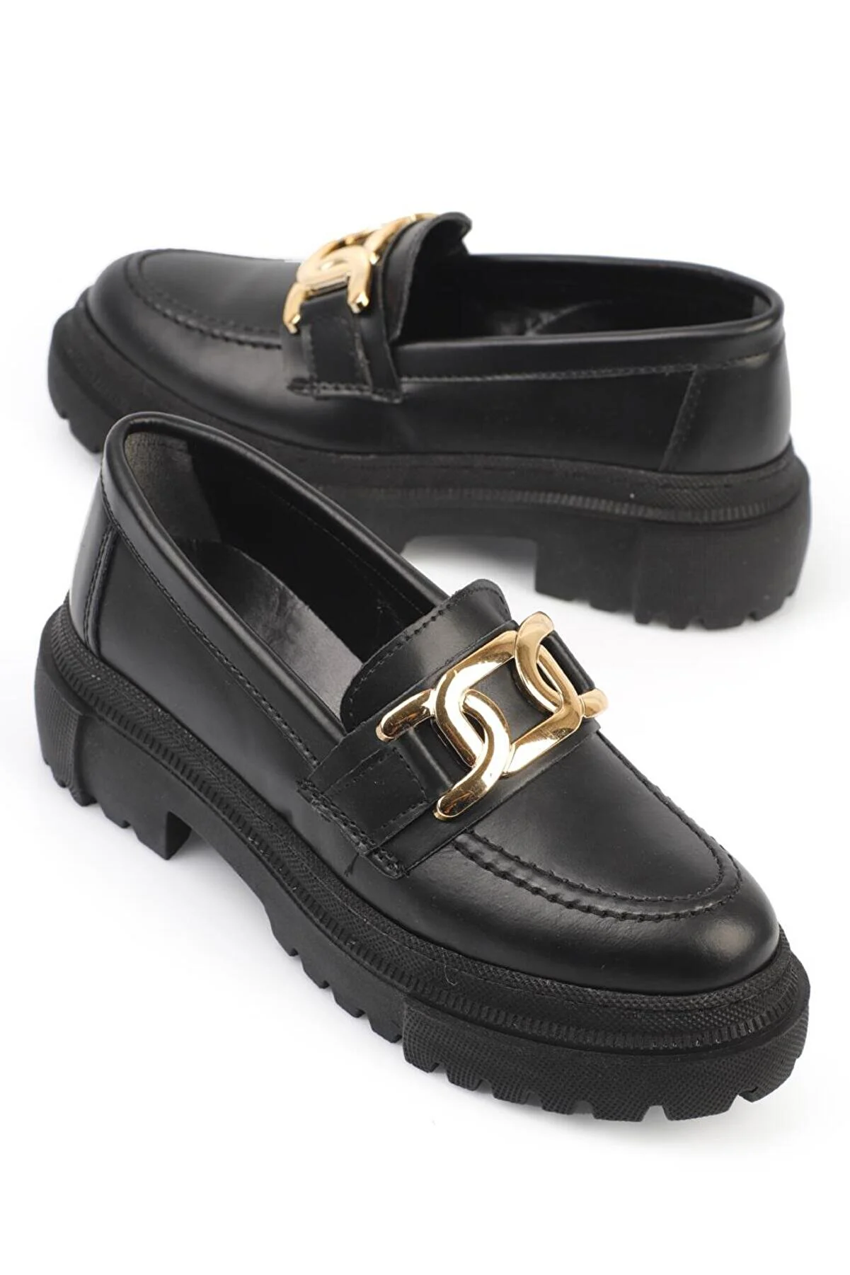 Capone Outfitters  Capone Damen-Loafer aus Lackleder mit ovaler Zehenpartie und Metallzubehör, Trak-Sohle