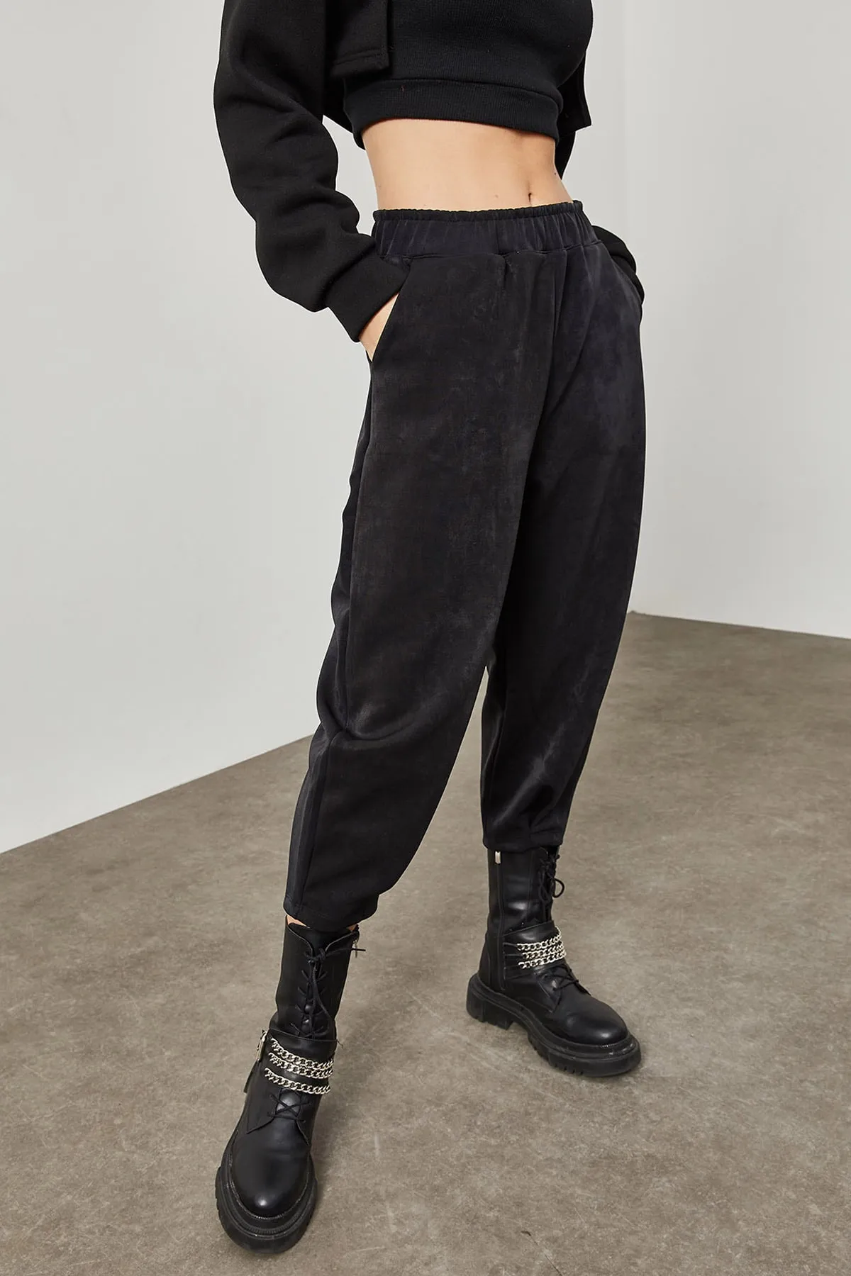 XHAN  Schwarze Wildleder-Jogginghose für Damen 2KZK8-12212-02