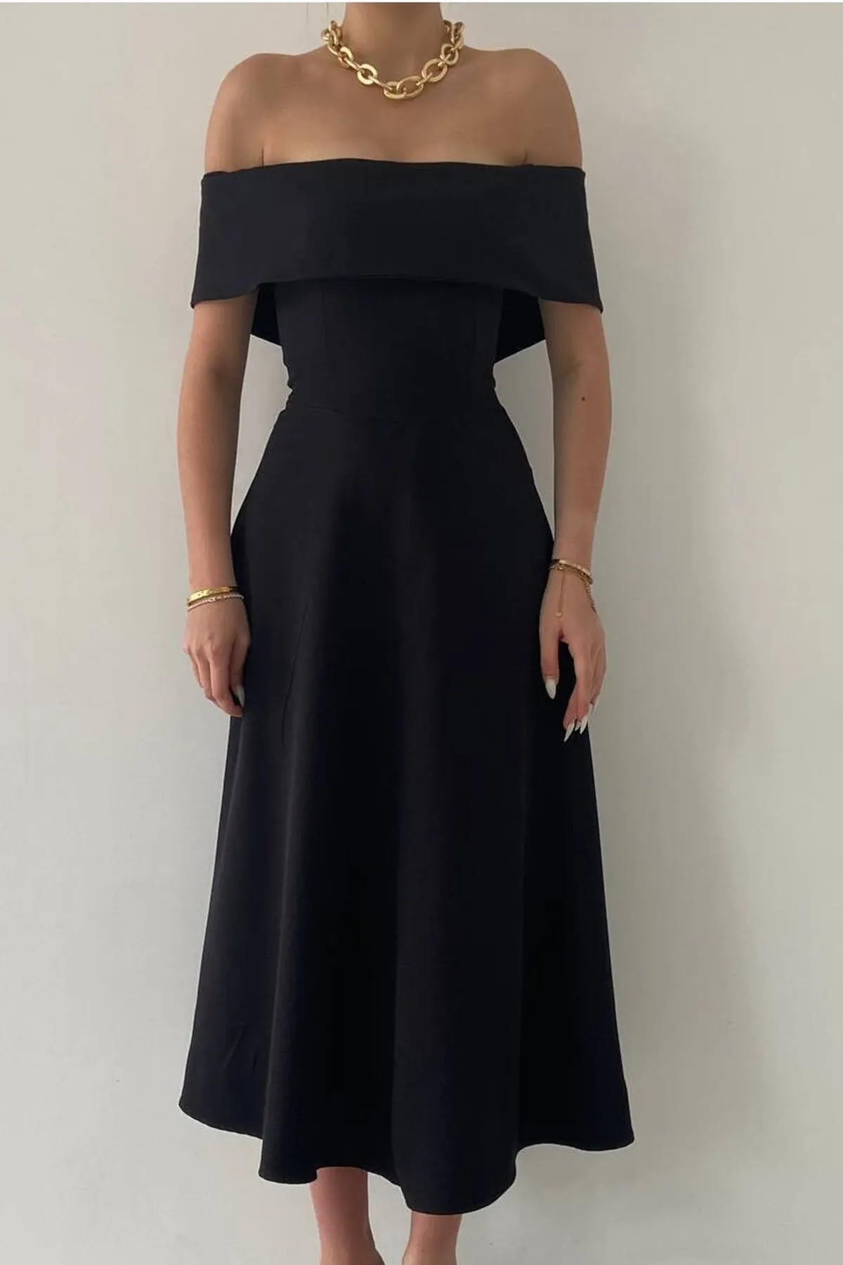 lovebox  Schwarzes Midi-Abendkleid mit Madonna-Kragen-Design für Damen aus Atlasstoff 222