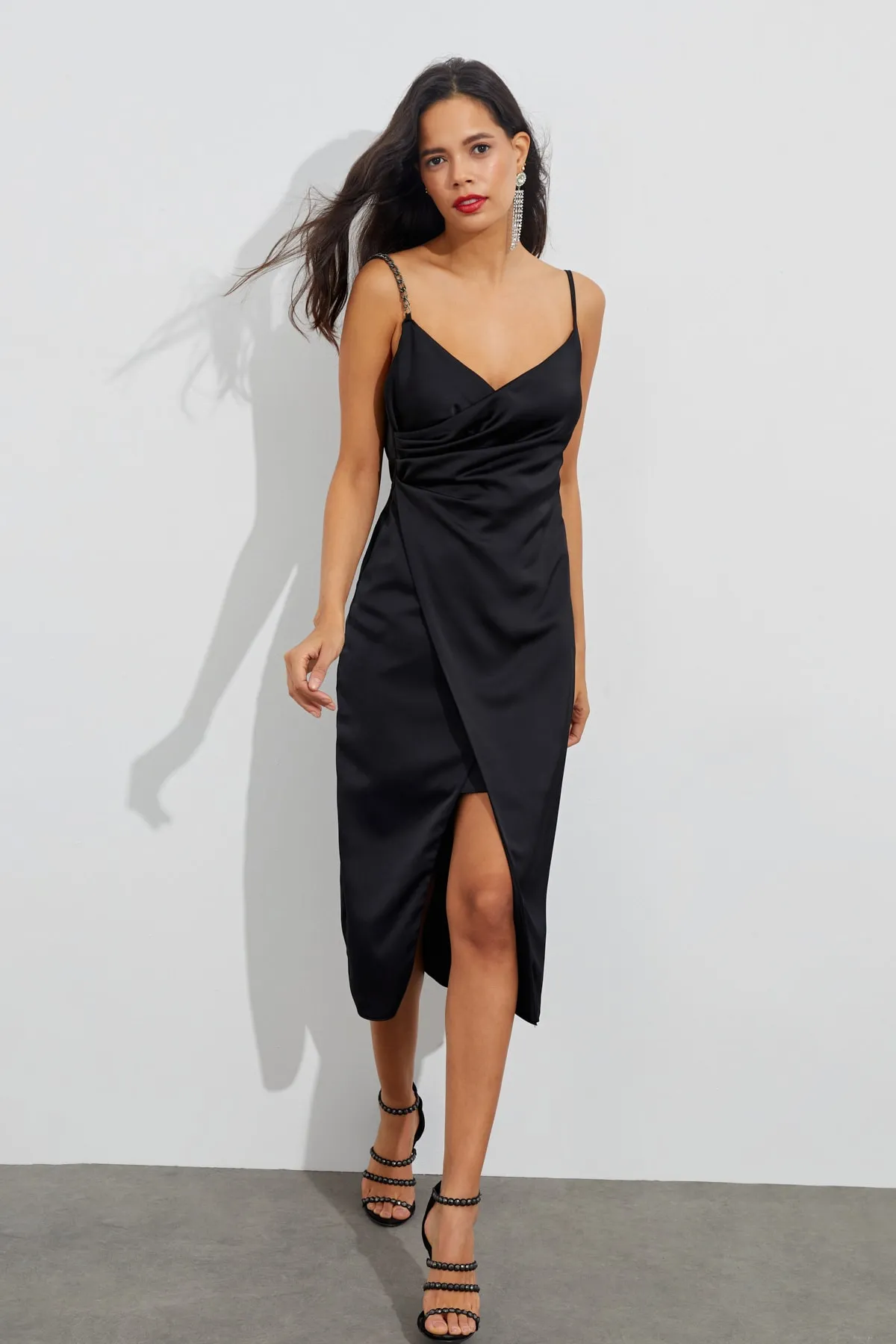 Cool & Sexy  Schwarzes, hinten drapiertes Satinkleid für Damen BK1577