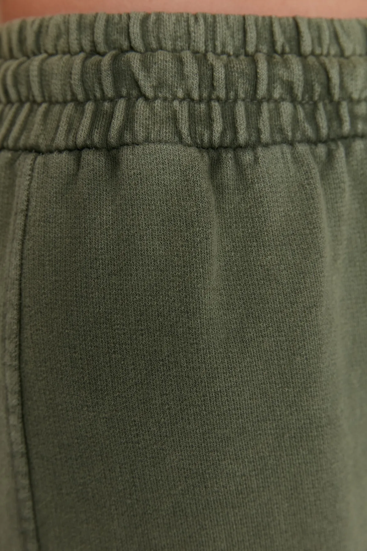 Trendyol Collection  Khakifarbener Antik-/verblasster Effekt, weites Bein/weites Bein, schmale Strick-Jogginghose mit normaler Taille TWOAW22EA0426