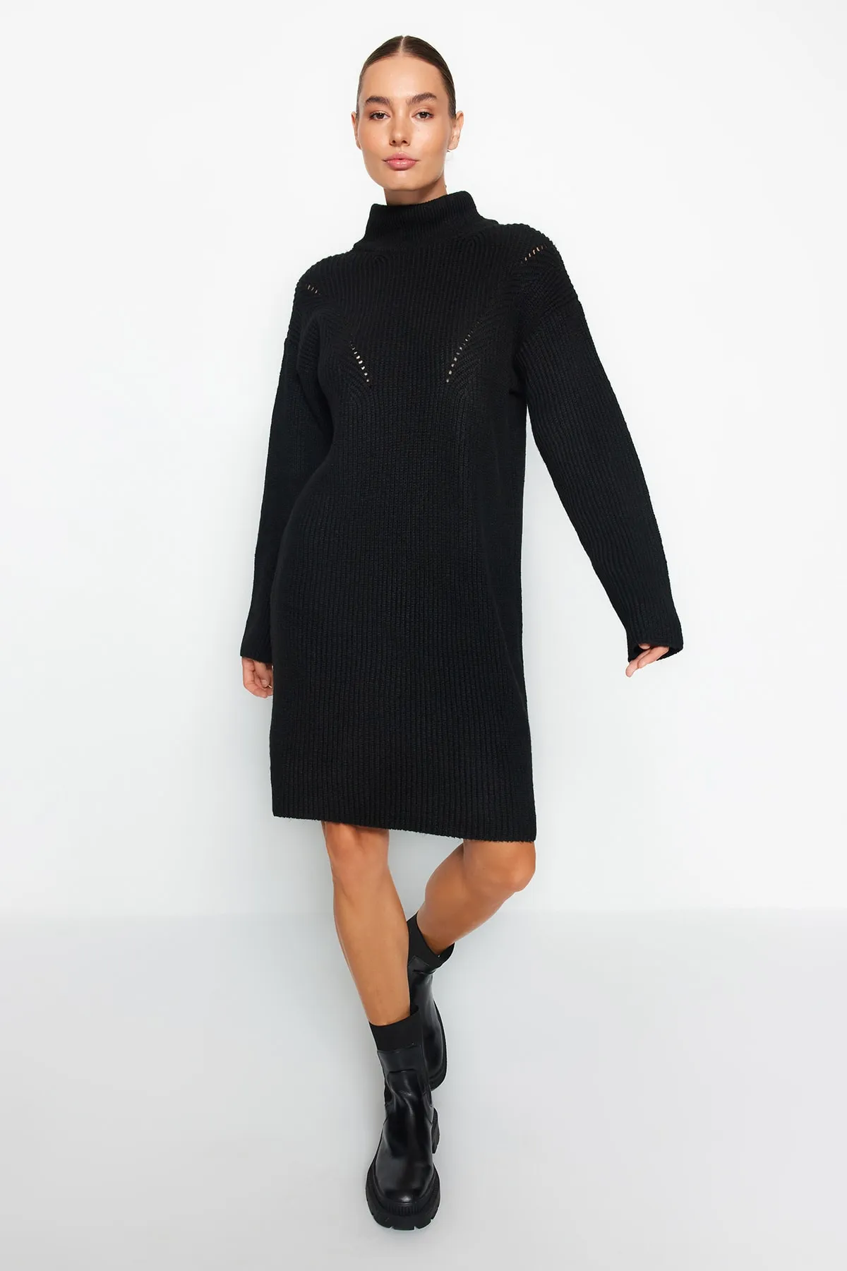 Trendyol Collection  Schwarzes Mini-Strickkleid mit hohem Kragen TWOAW24EL00058