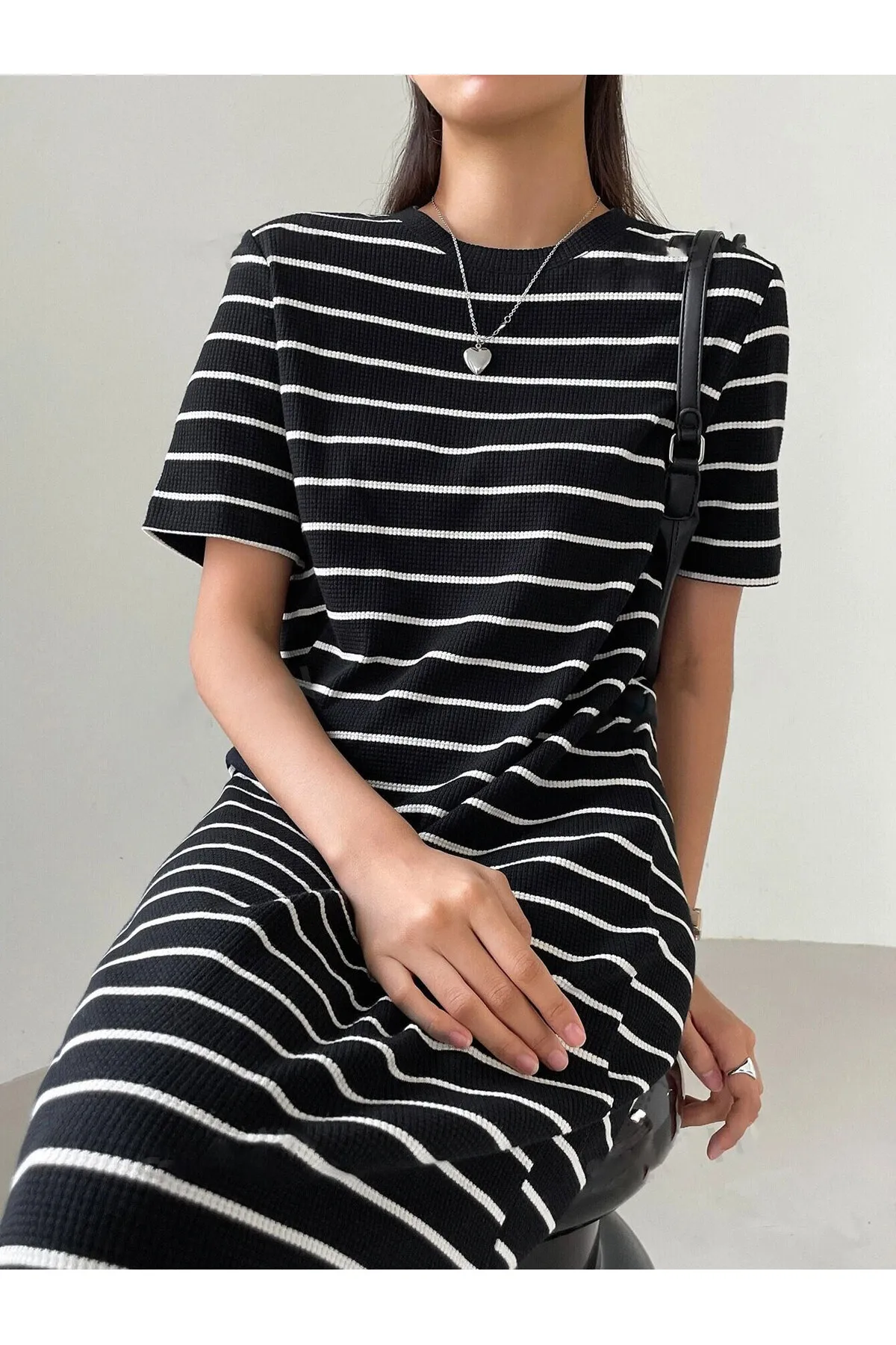 Know  Schwarz-weiß gestreiftes gemustertes Seersucker-Kleid