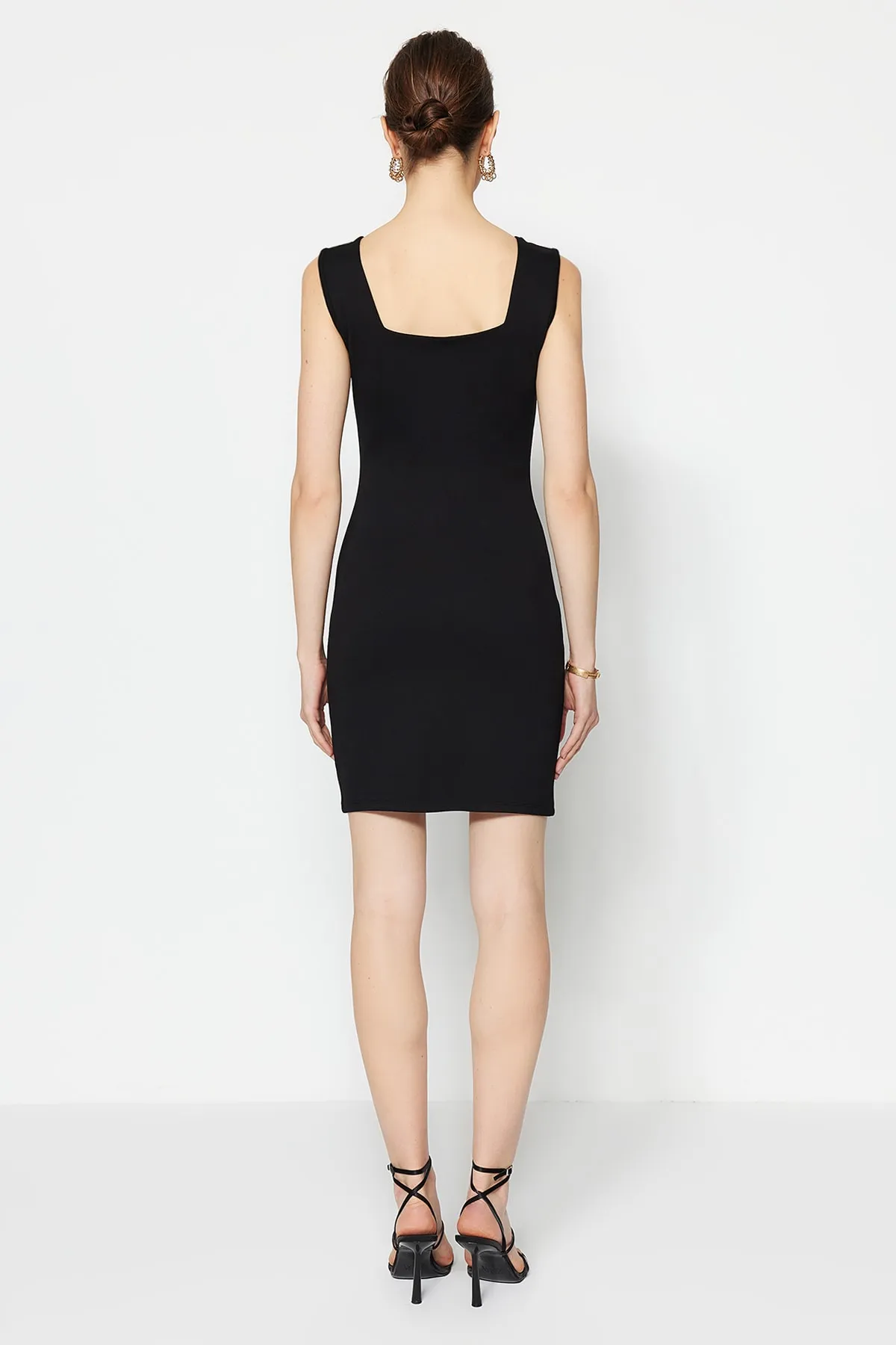 Trendyol Collection  Schwarzes, figurbetontes Mini-Interlock-Strickkleid mit quadratischem Kragen TWOSS23EL00798