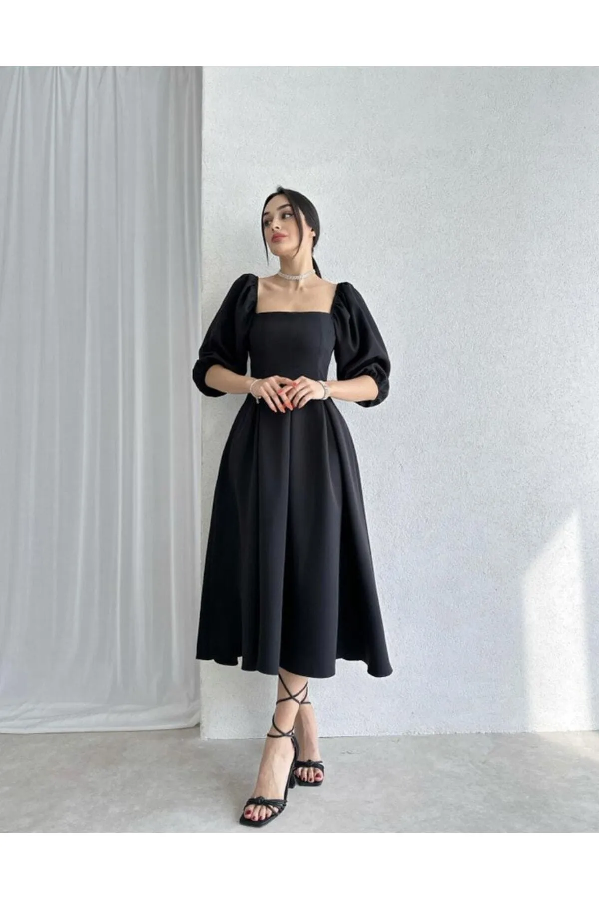 Afiş Butik  Schwarzes, plissiertes Midikleid mit quadratischem Ausschnitt
