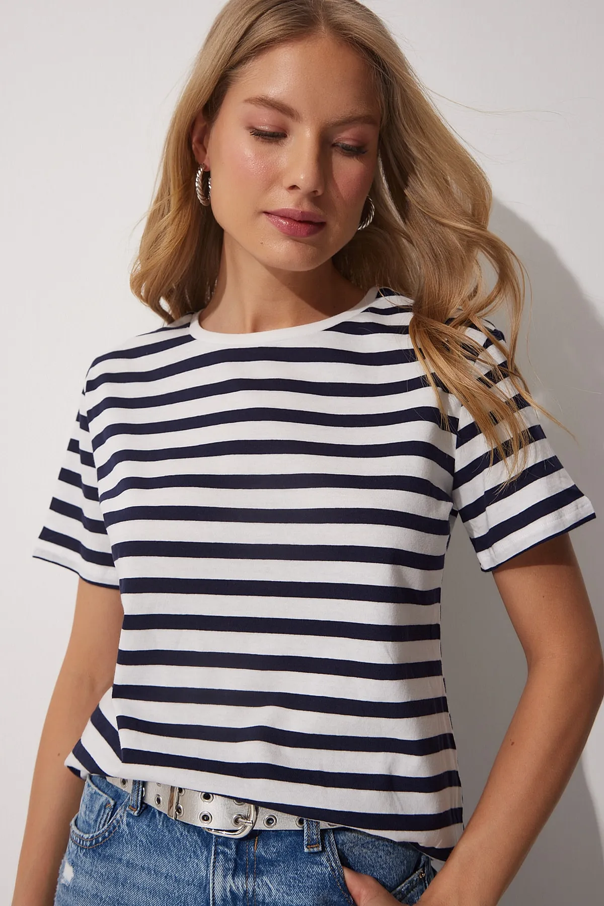 Happiness İstanbul  Bequemes gestreiftes Damen-T-Shirt mit Rundhalsausschnitt in Schwarz und Weiß AA00035