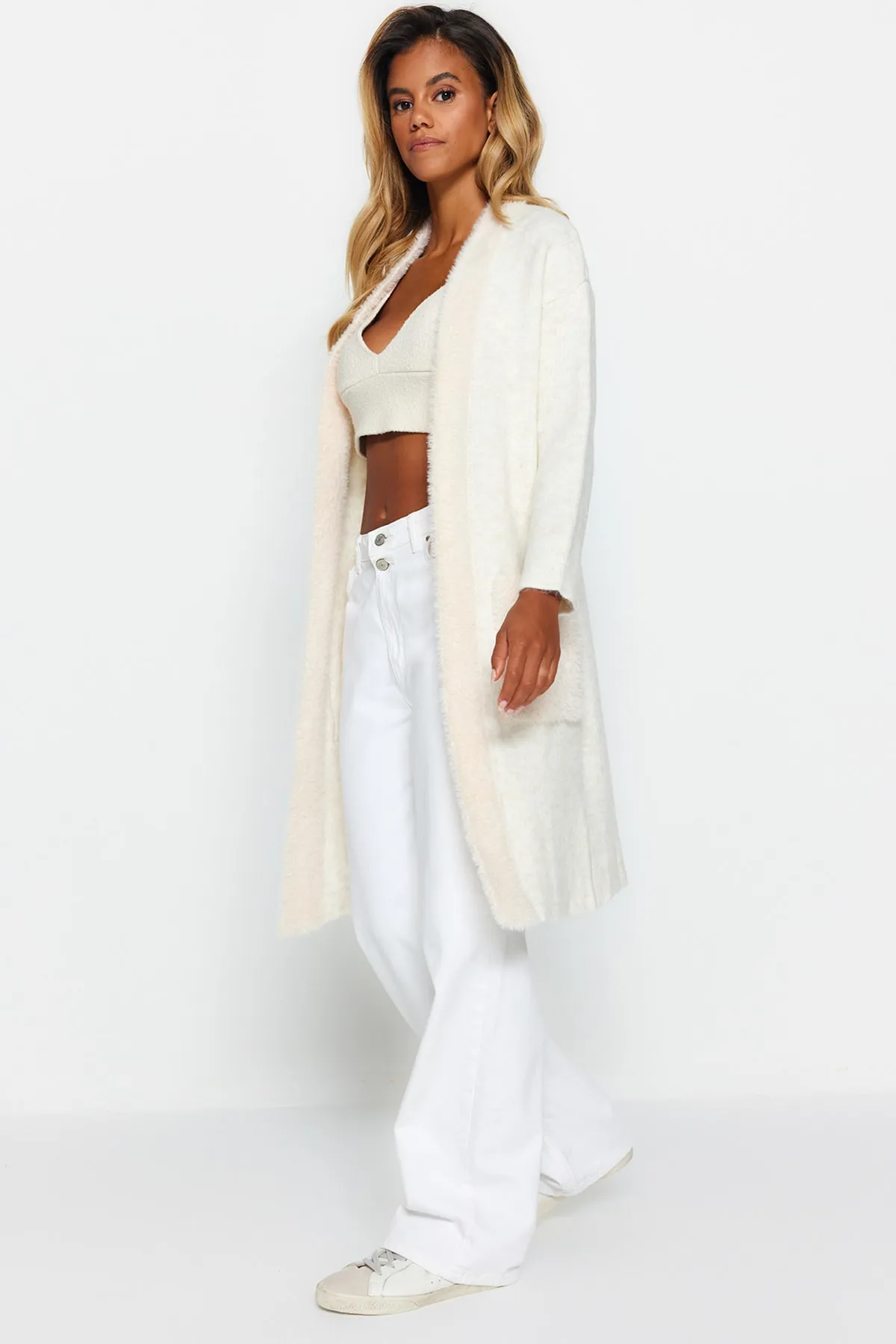 Trendyol Collection  Ecrufarbener, pelziger Midi-Strickcardigan mit weiter Passform TWOAW24HI00107