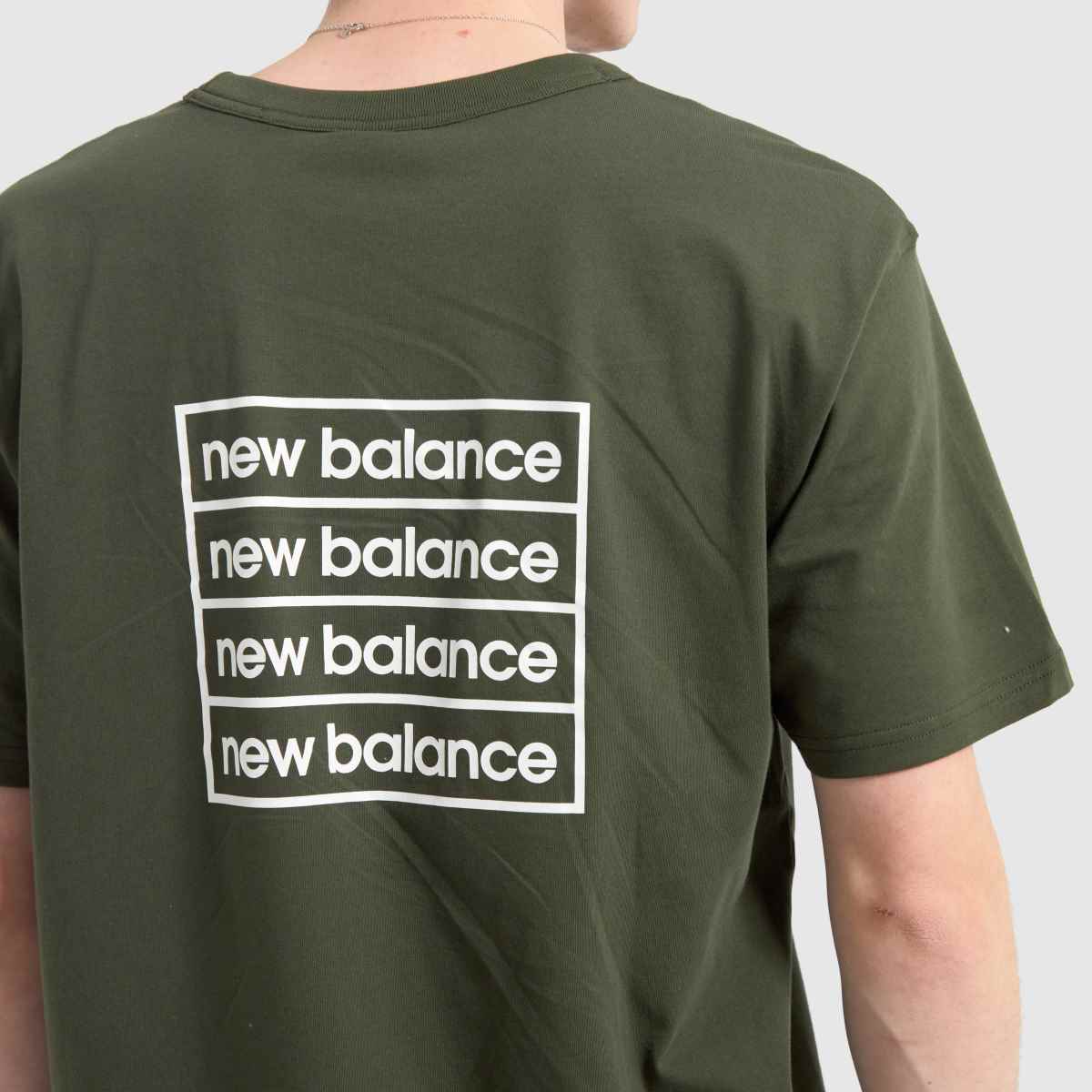 New Balance – Grön vintert-shirt med essentials-motiv