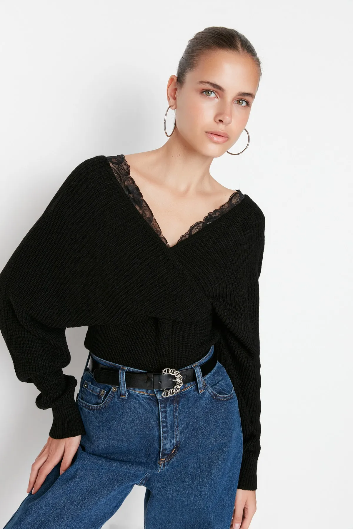 Trendyol Collection  Schwarzer zweireihiger Strickpullover mit Spitze TWOAW22KZ0522