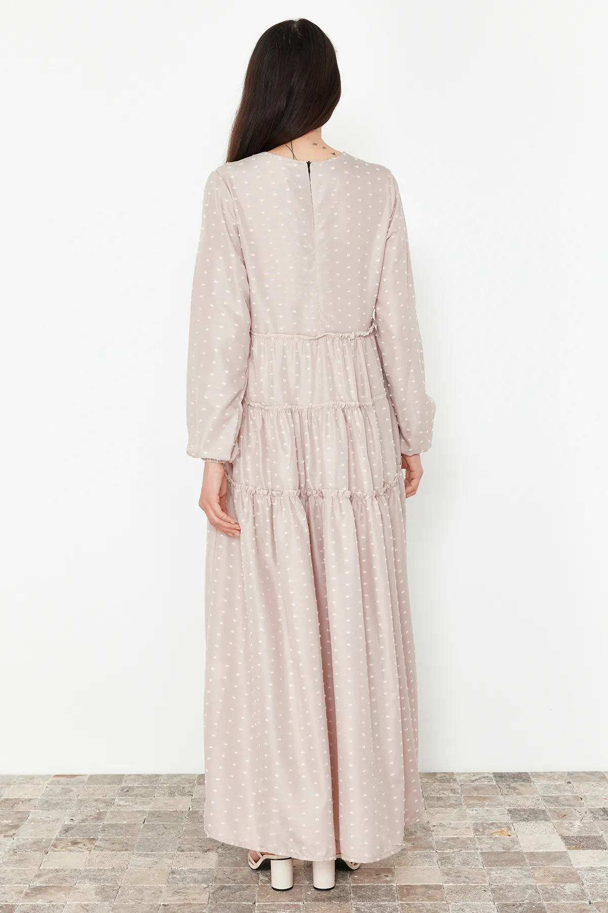 Trendyol Modest  Beiges, bequemes, gewebtes Kleid mit Tupfenmuster TCTSS24EB00243