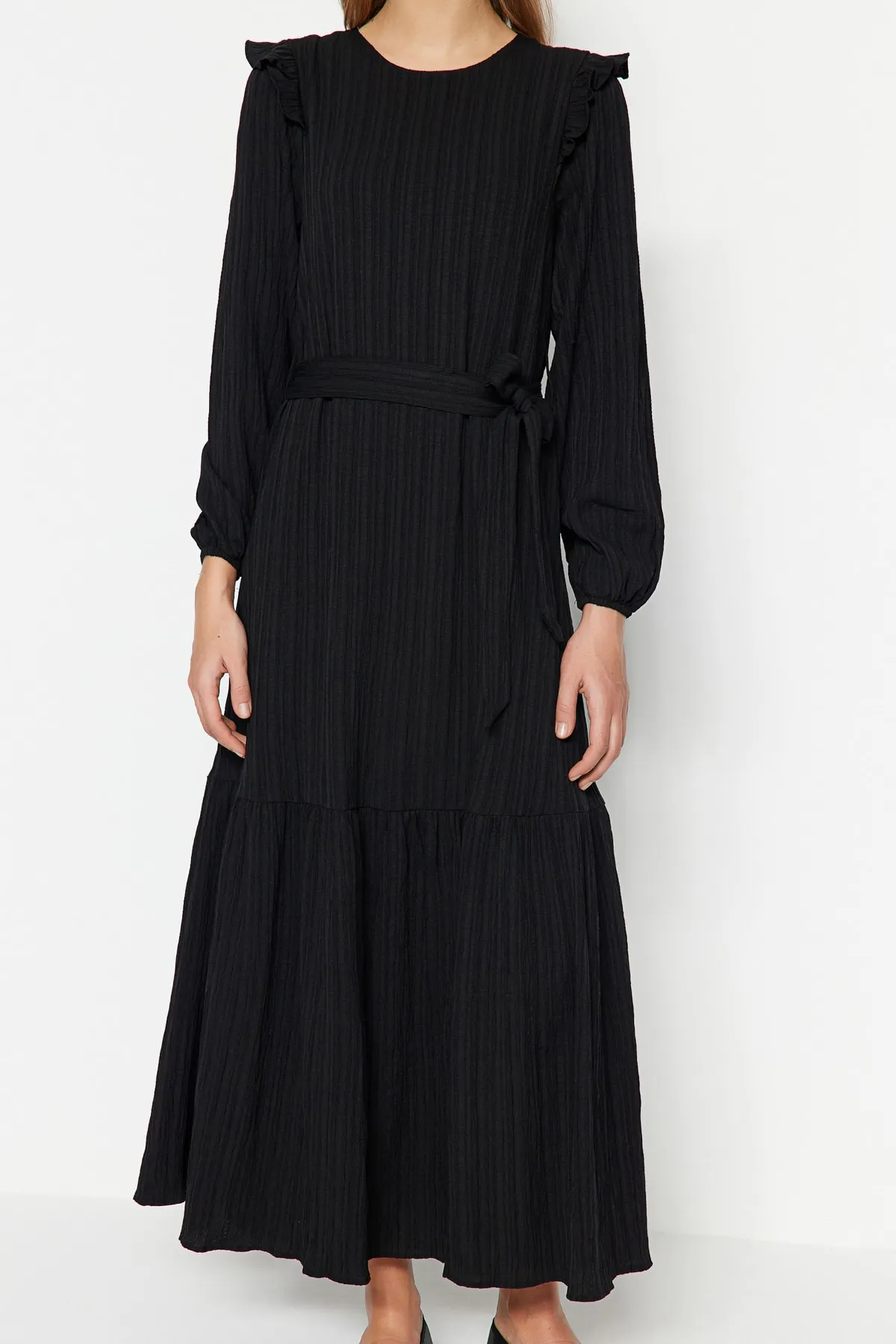 Trendyol Modest  Schwarzer Rüschenrock mit Gürtel und Volants, gefüttertem Viskose-Mischgewebe-Kleid TCTSS23EB00290