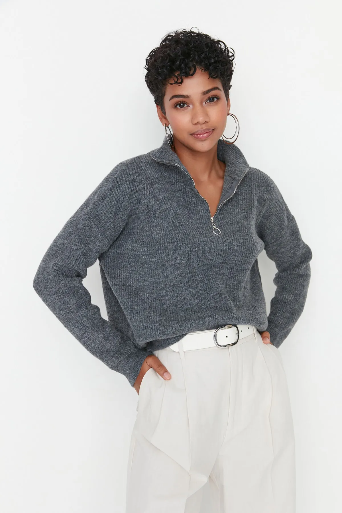 Trendyol Collection  Anthrazitfarbener Strickpullover mit weicher Struktur und Reißverschluss TWOAW20XS0009