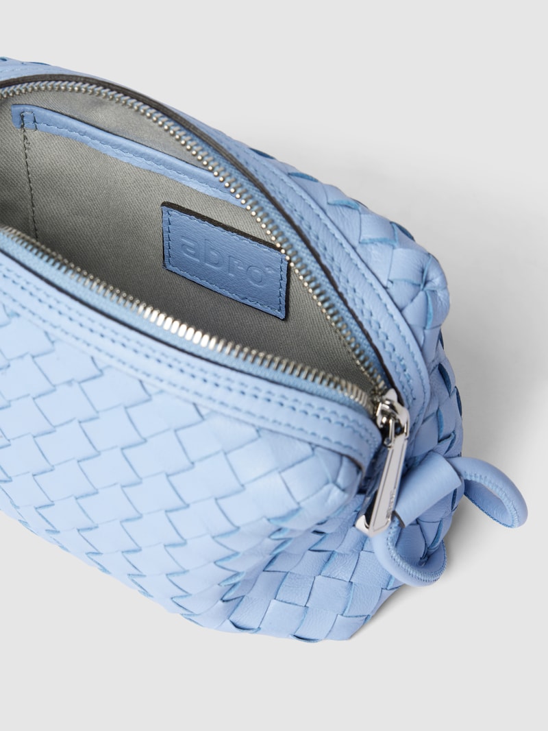 Umhängetasche mit Strukturmuster Modell 'PIUMA' in bleu