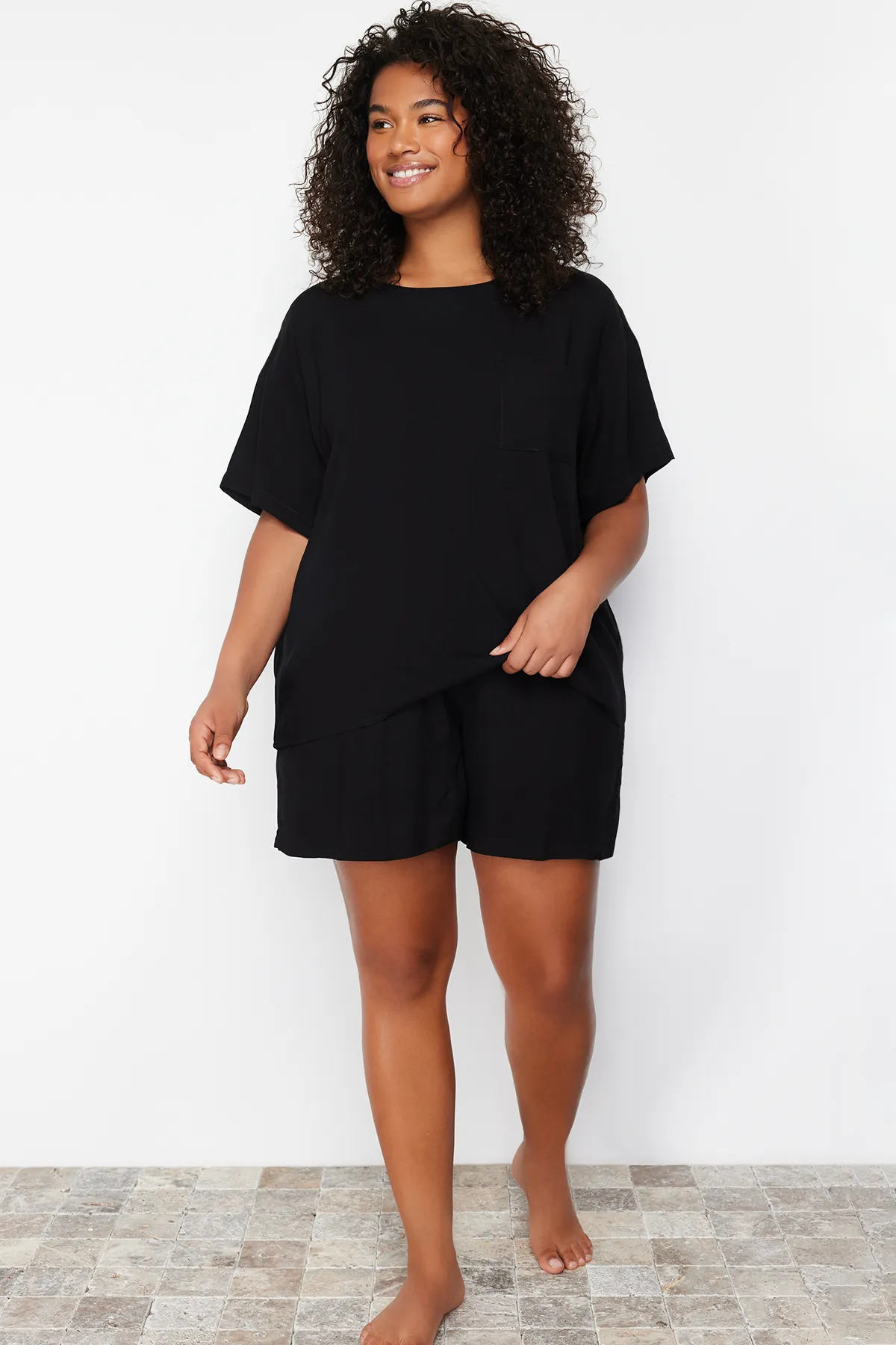 Trendyol Curve  Schwarzes gewebtes Pyjama-Set mit Rundhalsausschnitt TBSSS24AI00005