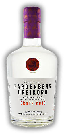 Hardenberg Dreikorn 2019 Hardenberg Dreikorn 2019 Diese limitierte Jahrgangsedition ist ein Korn-Blend aus drei Feindestillaten. 0,7	 Liter - Vol 40%