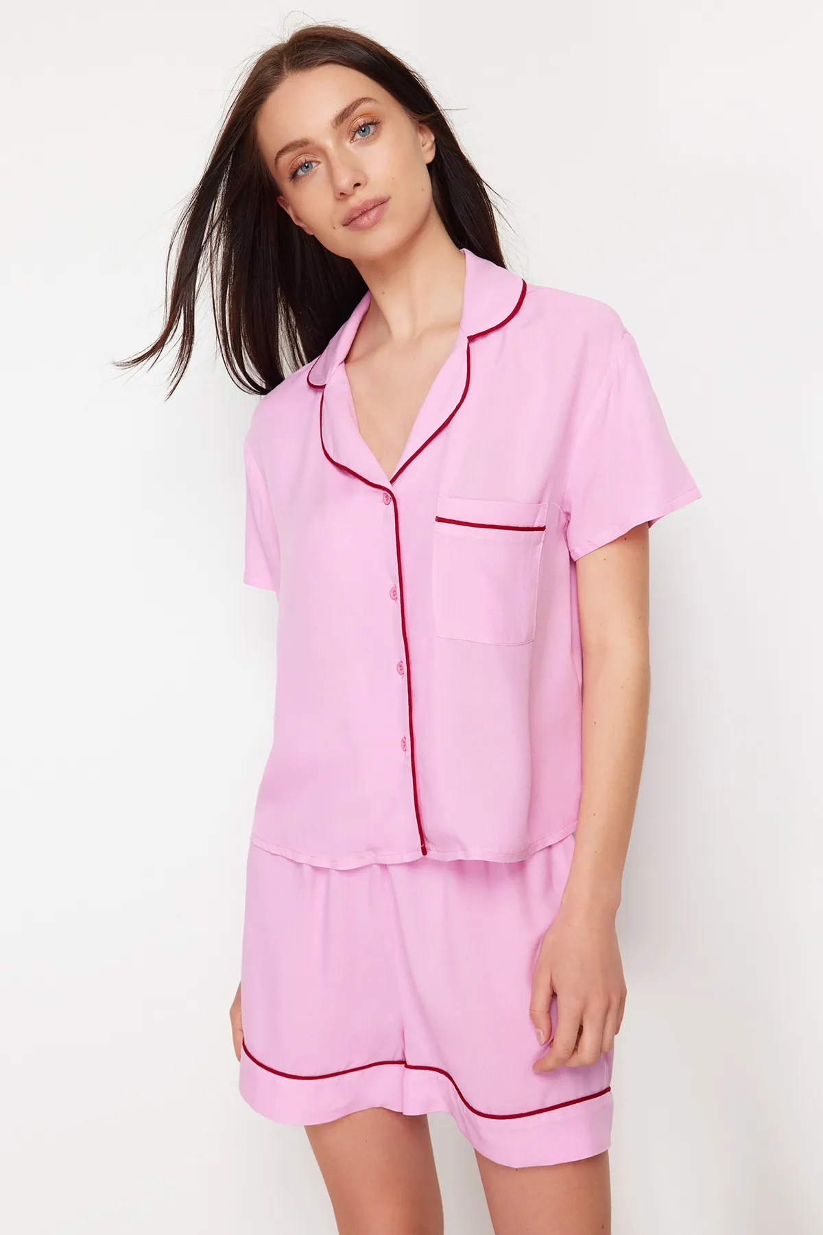 Trendyol Collection  Rosa Pyjama-Set aus Viskosegewebe mit Paspelierung THMSS24PT00051