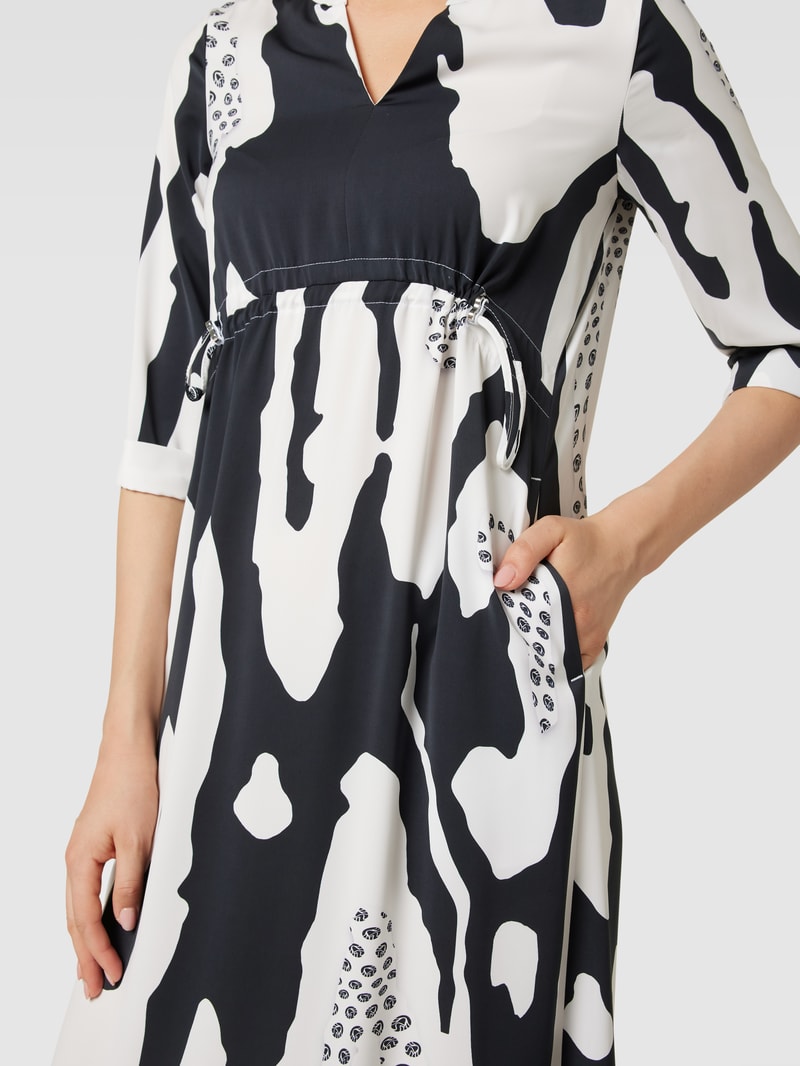 Maxikleid mit Allover-Muster in marineblau