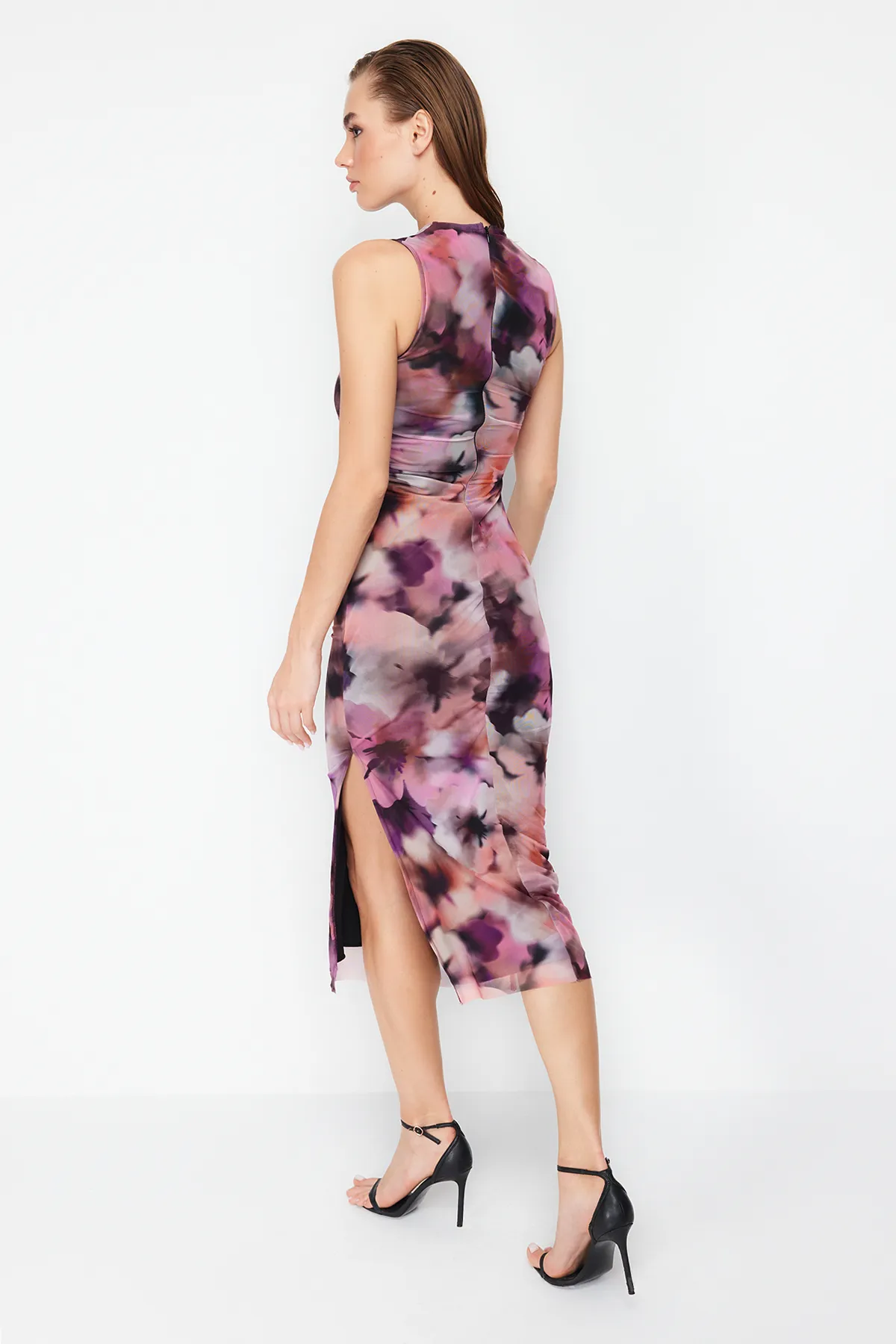 Trendyol Collection  Elegantes Abendkleid aus mehrfarbigem Tüll mit Fensterausschnitt und Ausschnitten und Ausschnitten TPRSS24EL00051