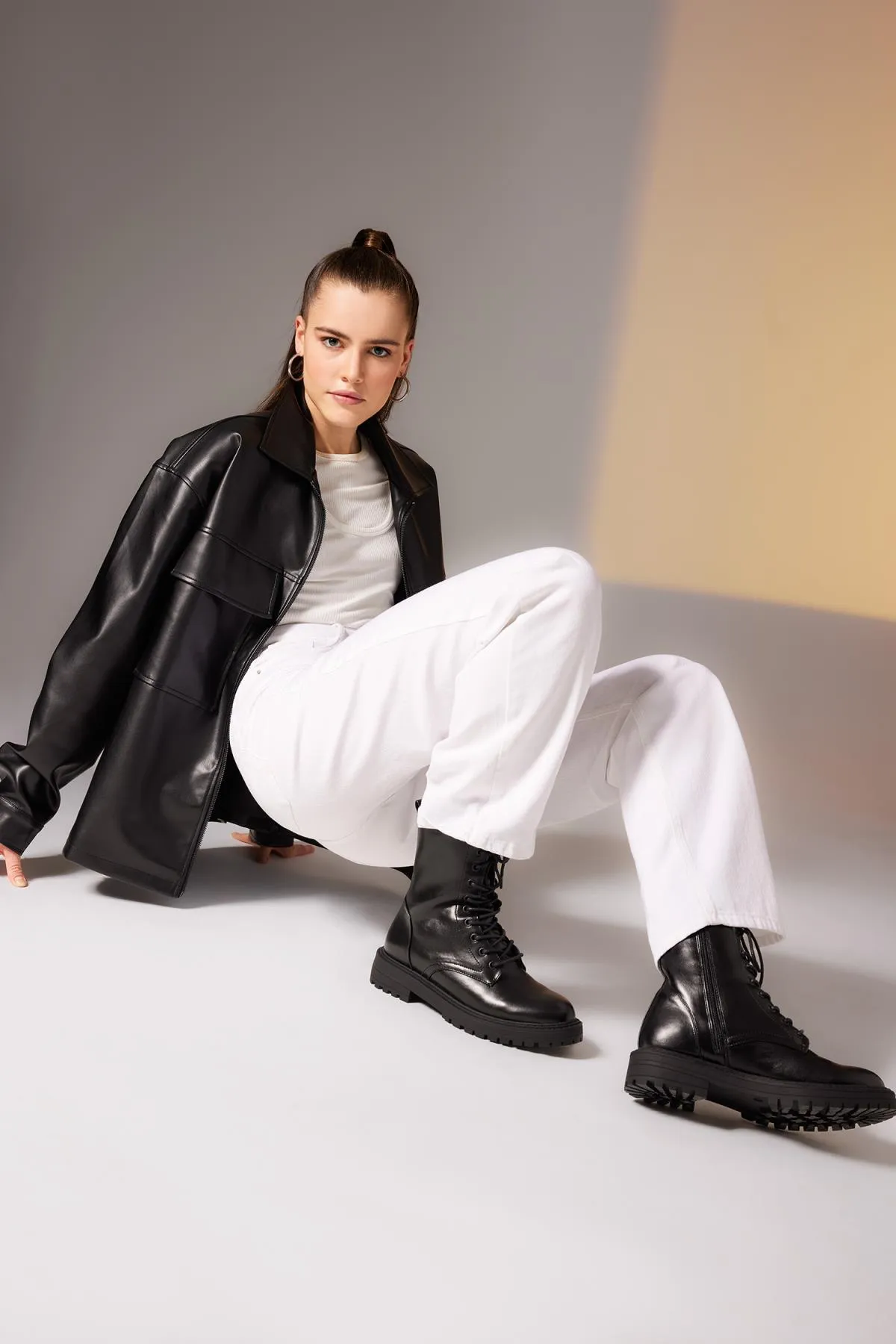 DeFacto  Damen-Winterstiefel aus Kunstleder mit Schnürung und Reißverschluss und dicker Sohle