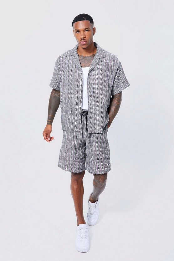Toosii Kastiges strukturiertes Hemd und Shorts mit Zick-Zack Print